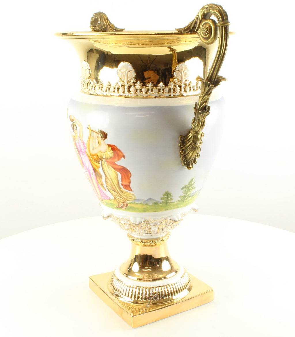 Porseleinen vaas/urn met bronzen monturen