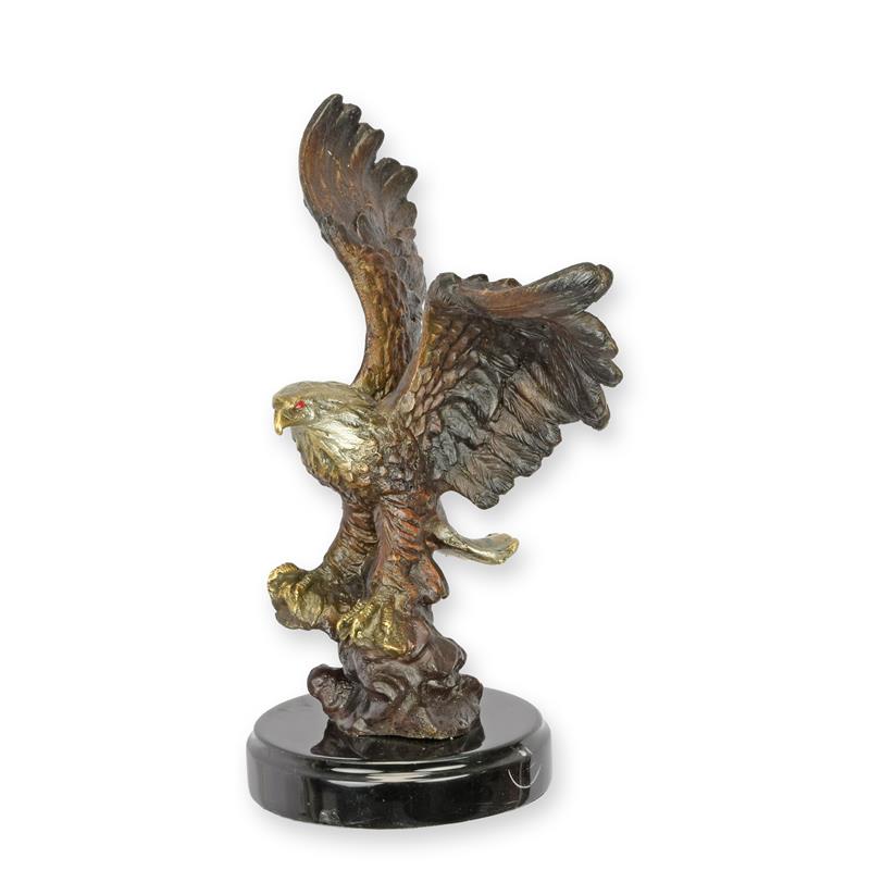 A BRONZE SCULPTURE OF AN EAGLE