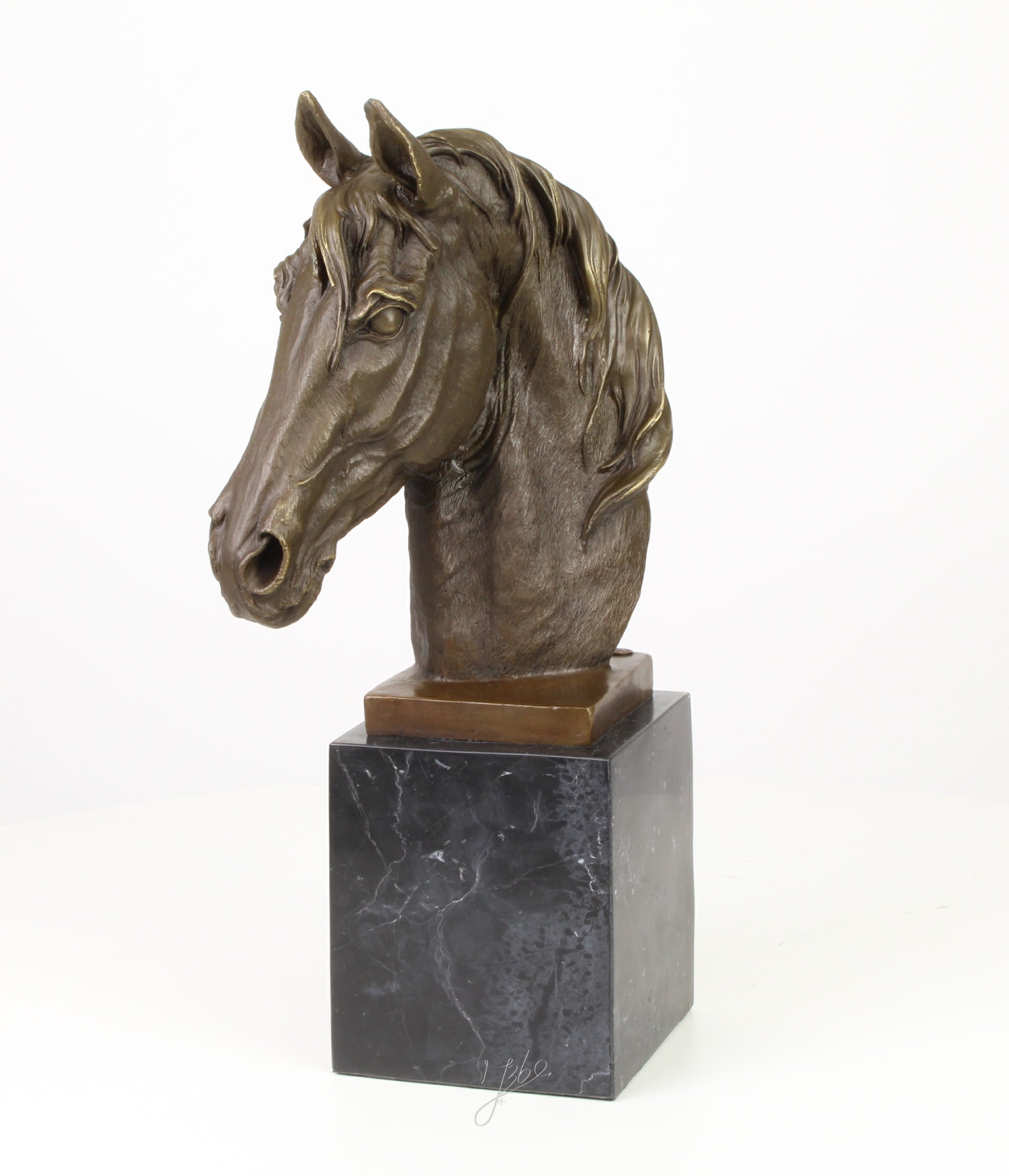 Bronzen paardenhoofd op marmeren sokkel