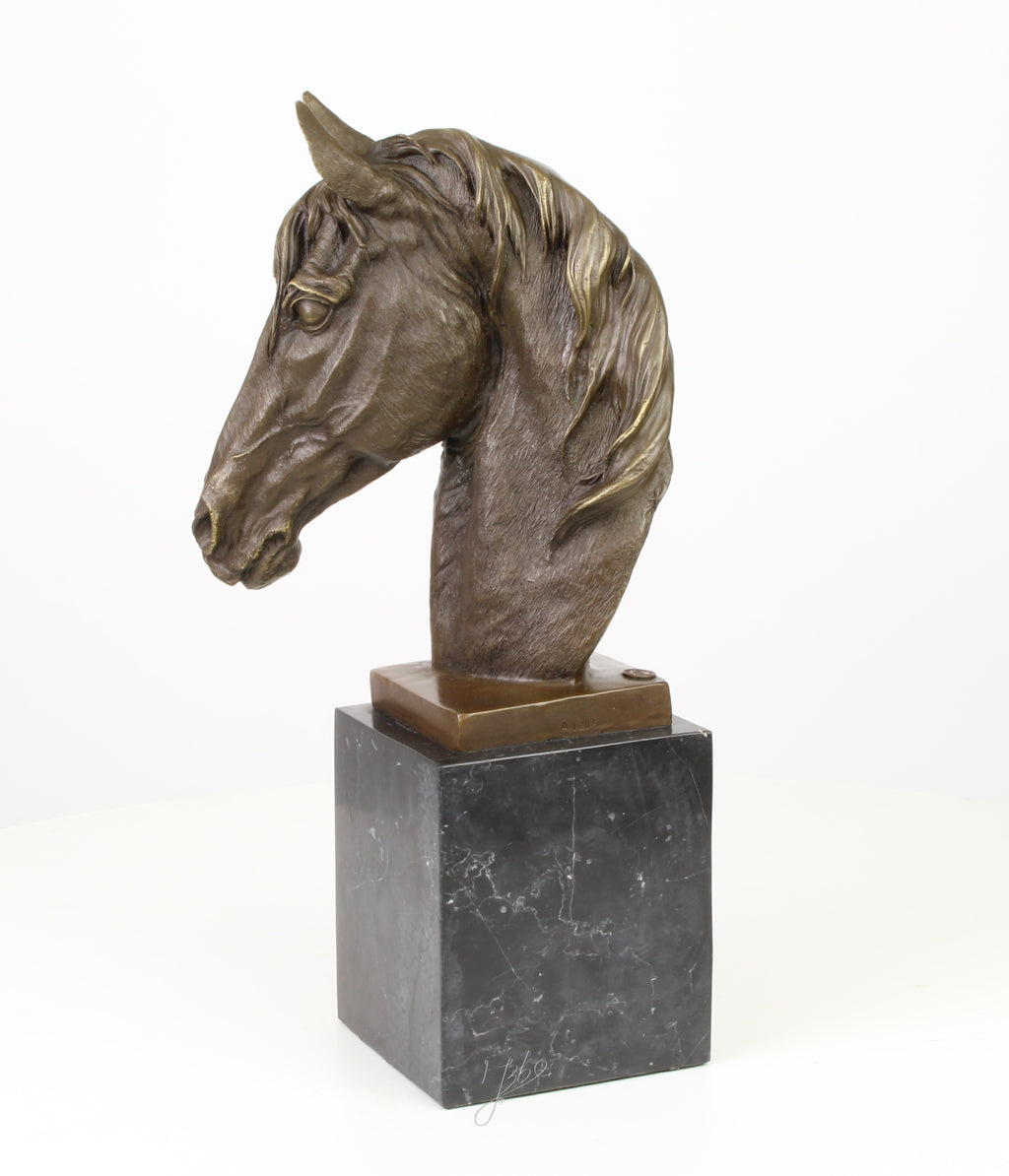 Bronzen paardenhoofd op marmeren sokkel