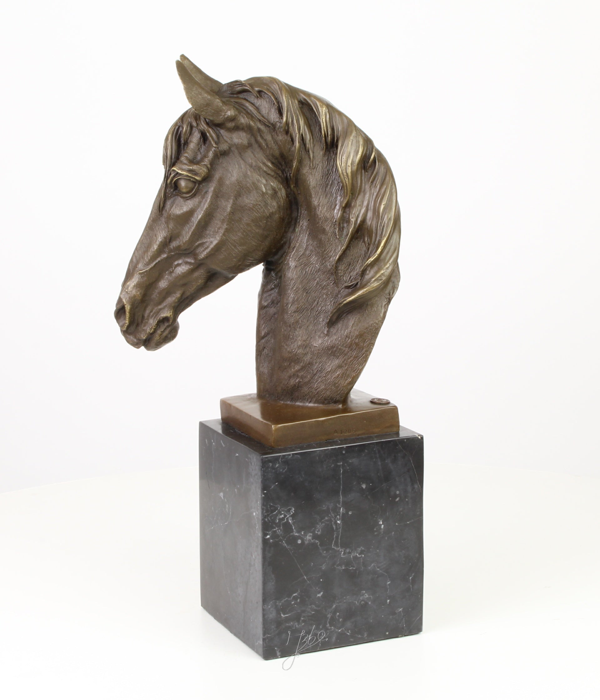 Bronzen paardenhoofd op marmeren sokkel