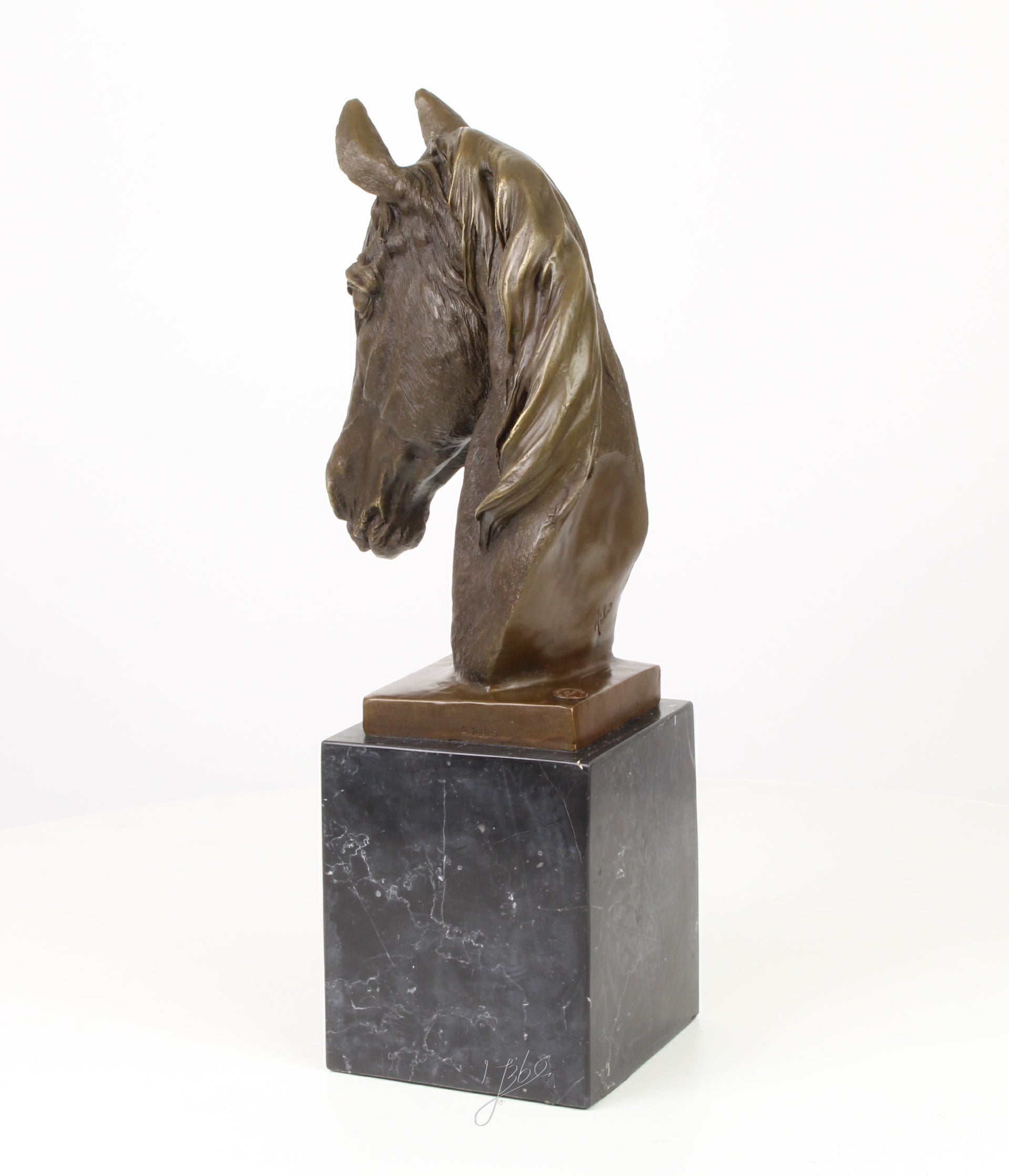 Bronzen paardenhoofd op marmeren sokkel