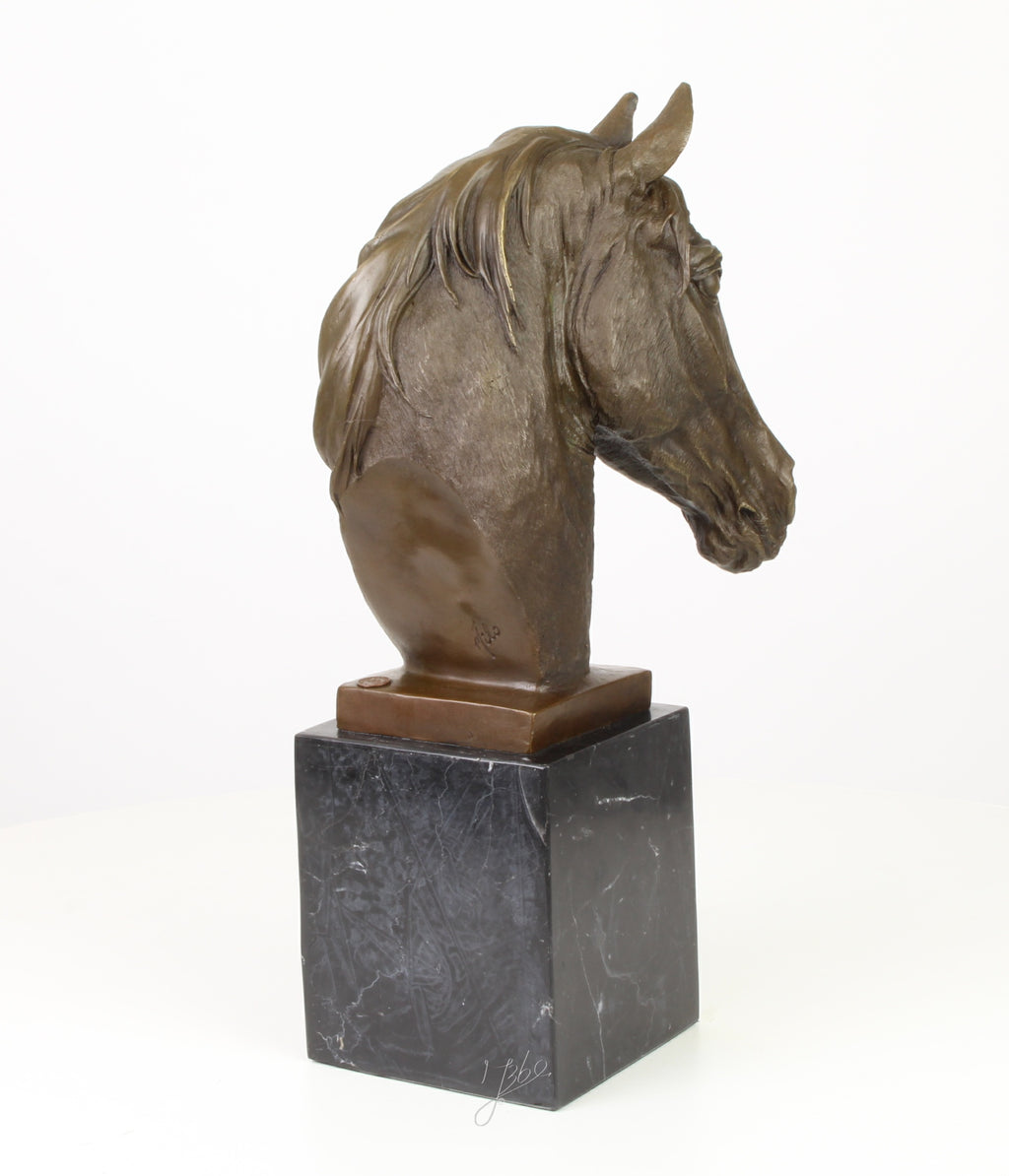 Bronzen paardenhoofd op marmeren sokkel