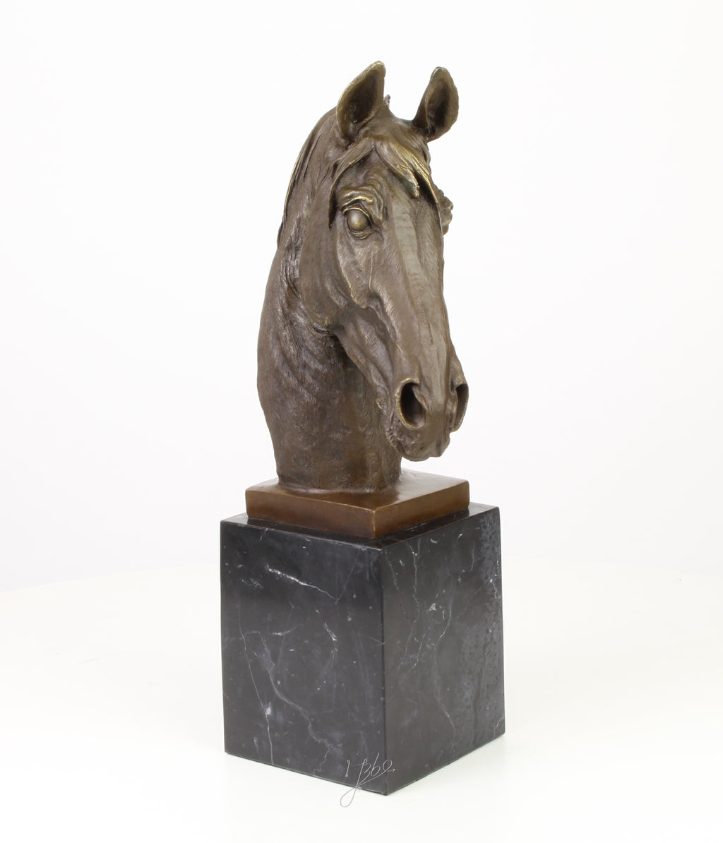 Bronzen paardenhoofd op marmeren sokkel