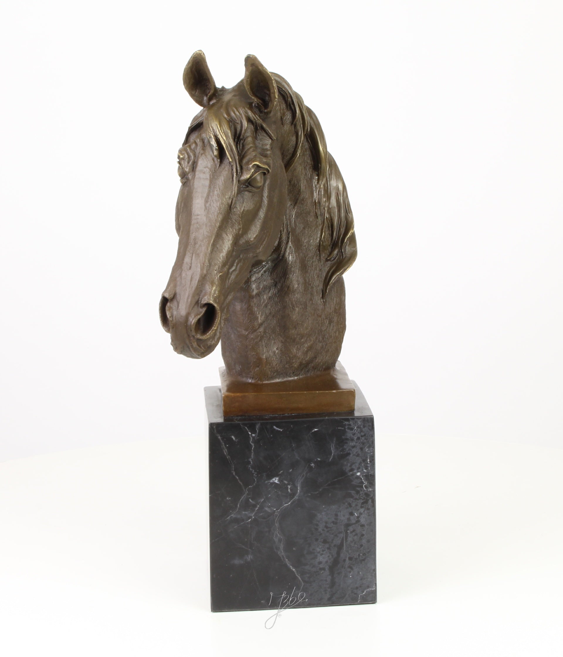Bronzen paardenhoofd op marmeren sokkel