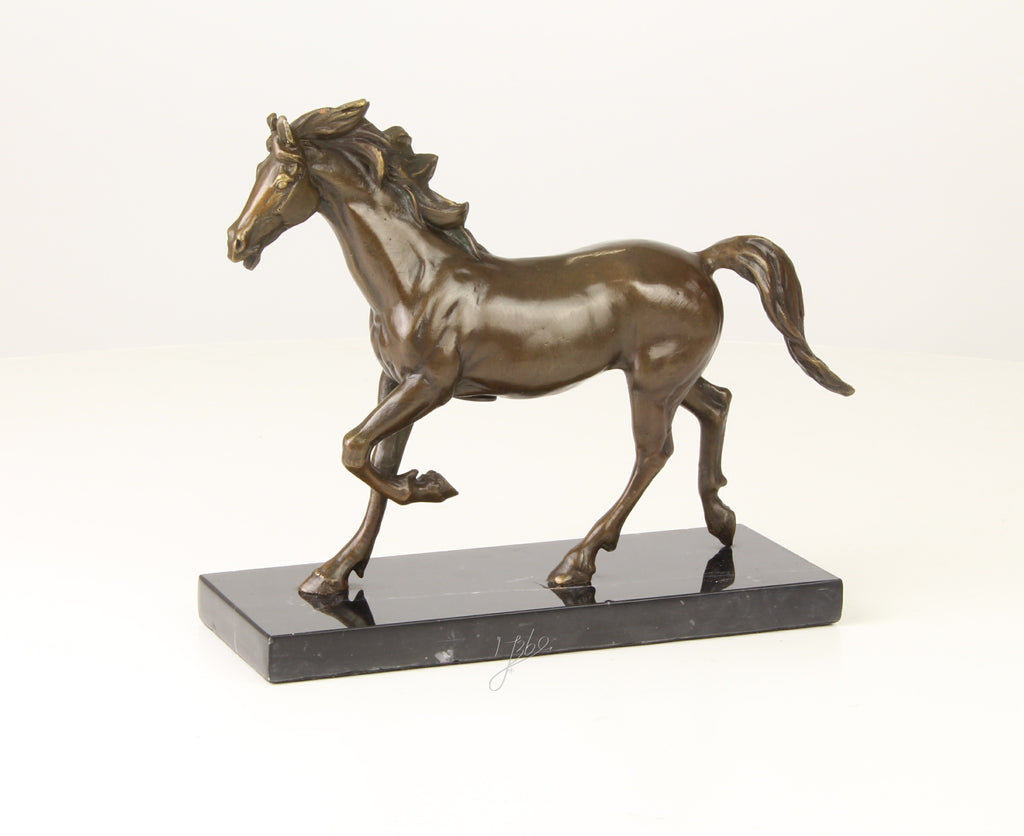 Bronzen paard beeld op marmeren sokkel