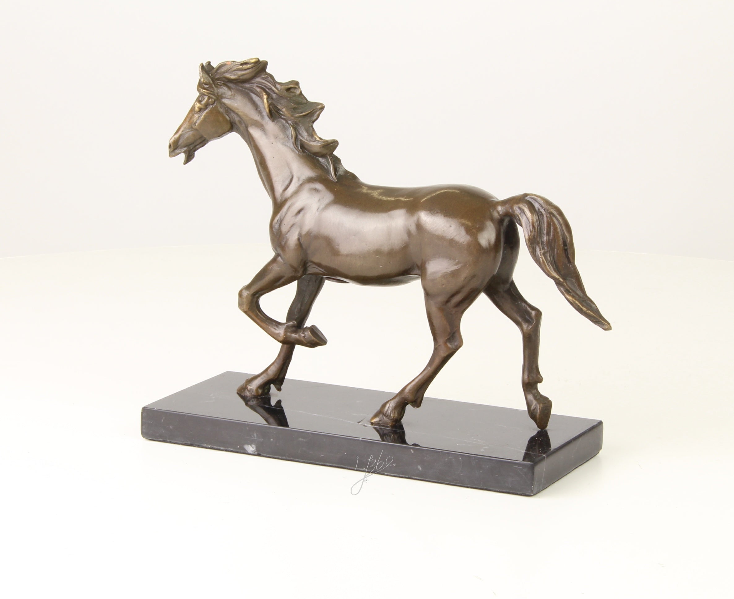 Bronzen paard beeld op marmeren sokkel