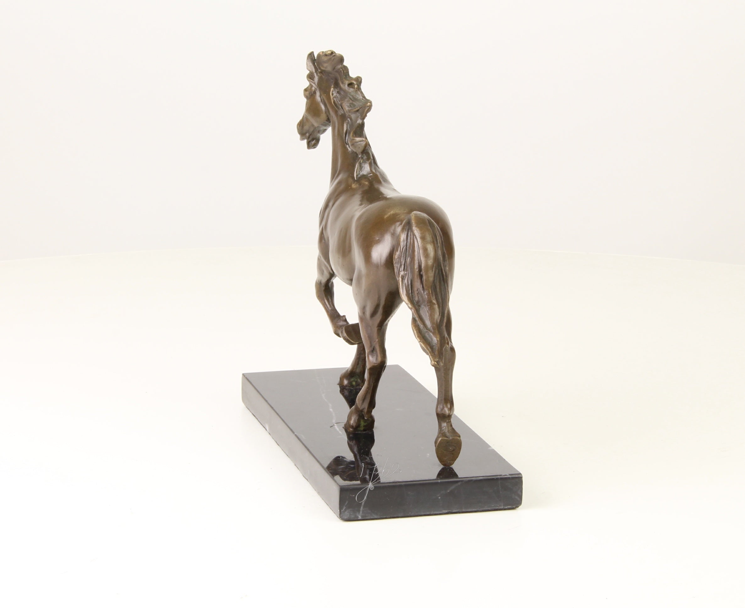 Bronzen paard beeld op marmeren sokkel