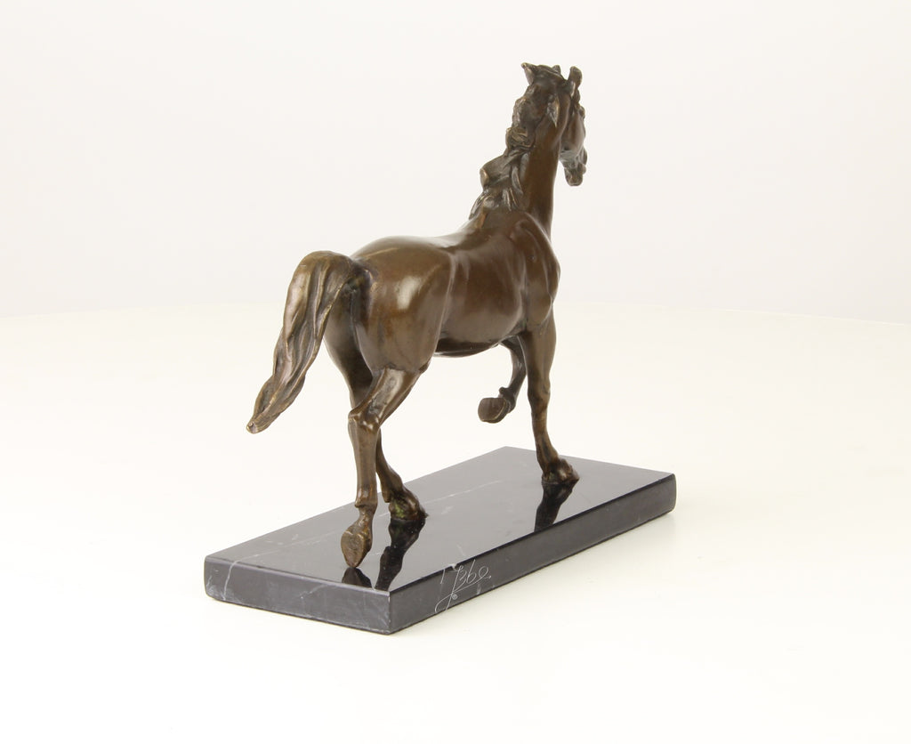 Bronzen paard beeld op marmeren sokkel