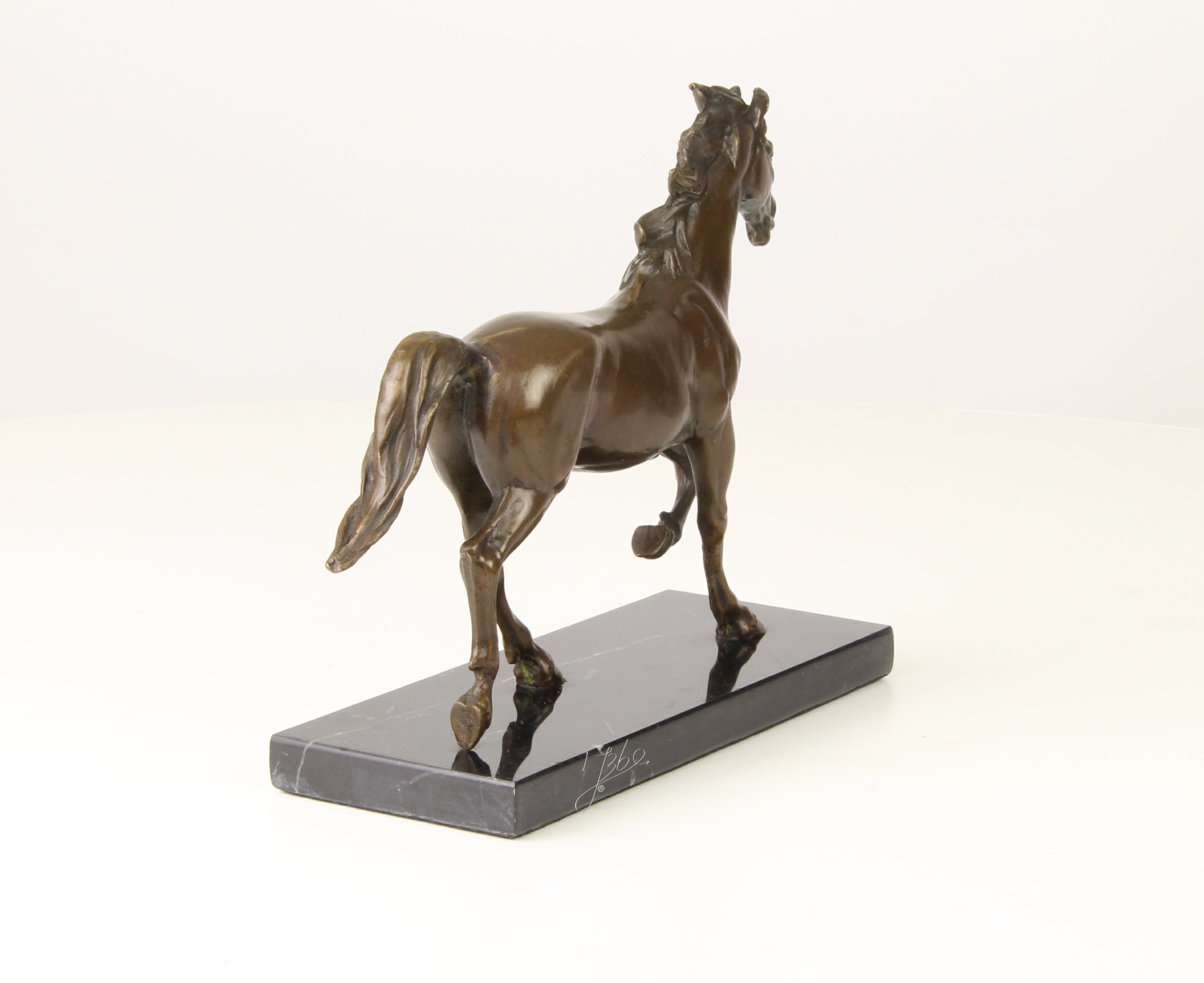 Bronzen paard beeld op marmeren sokkel