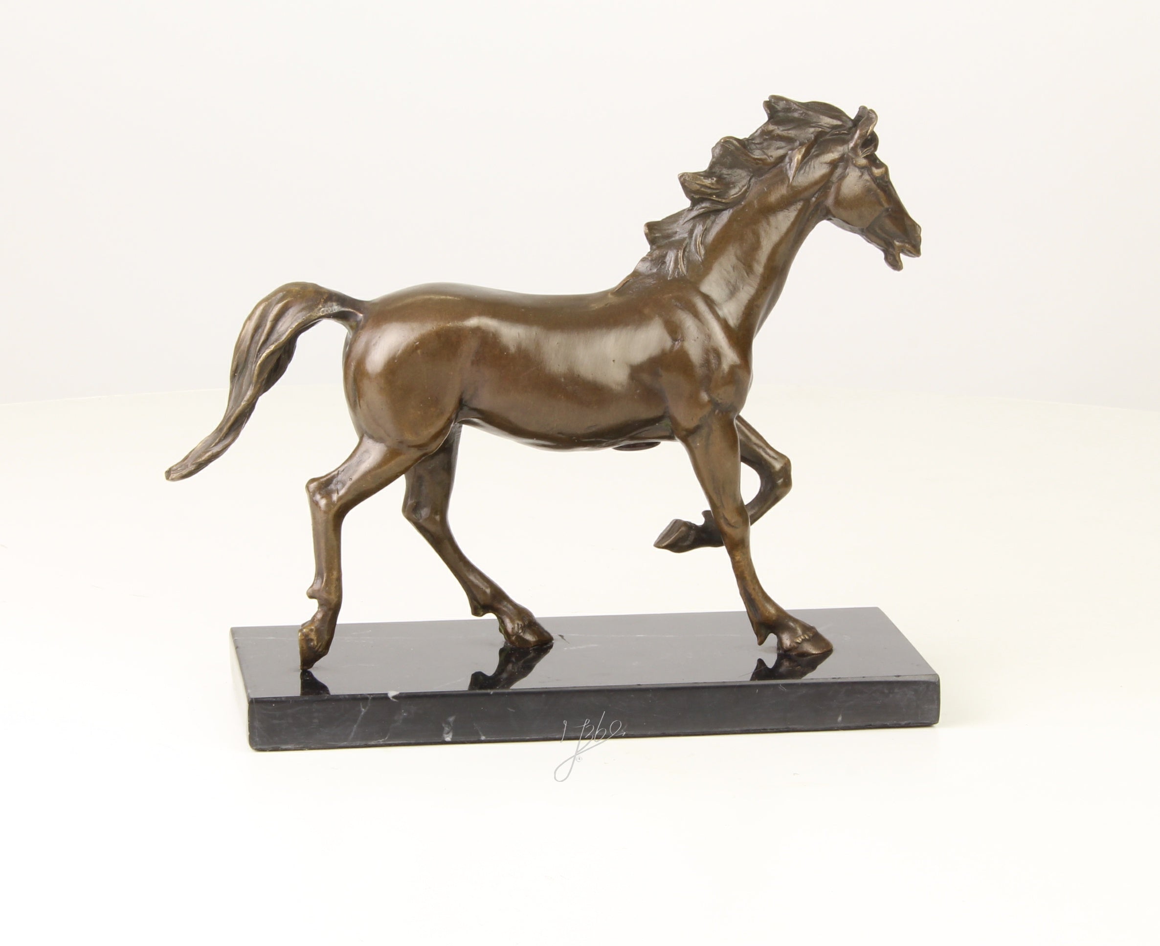 Bronzen paard beeld op marmeren sokkel