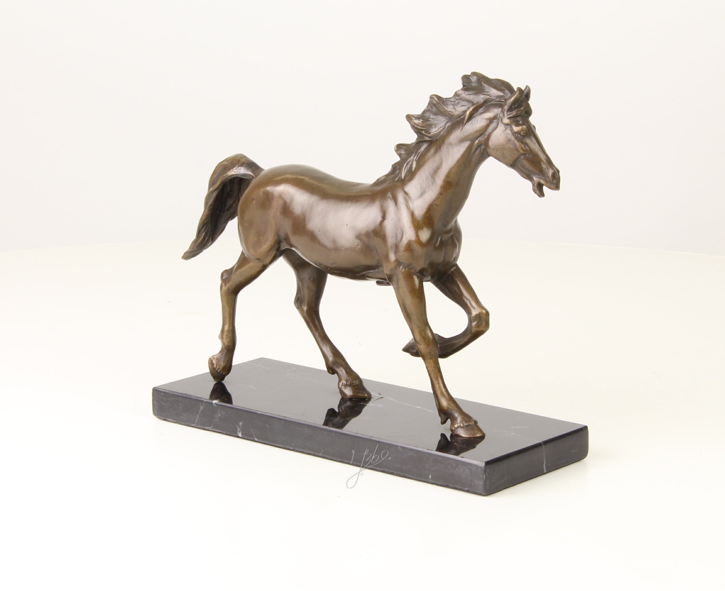 Bronzen paard beeld op marmeren sokkel
