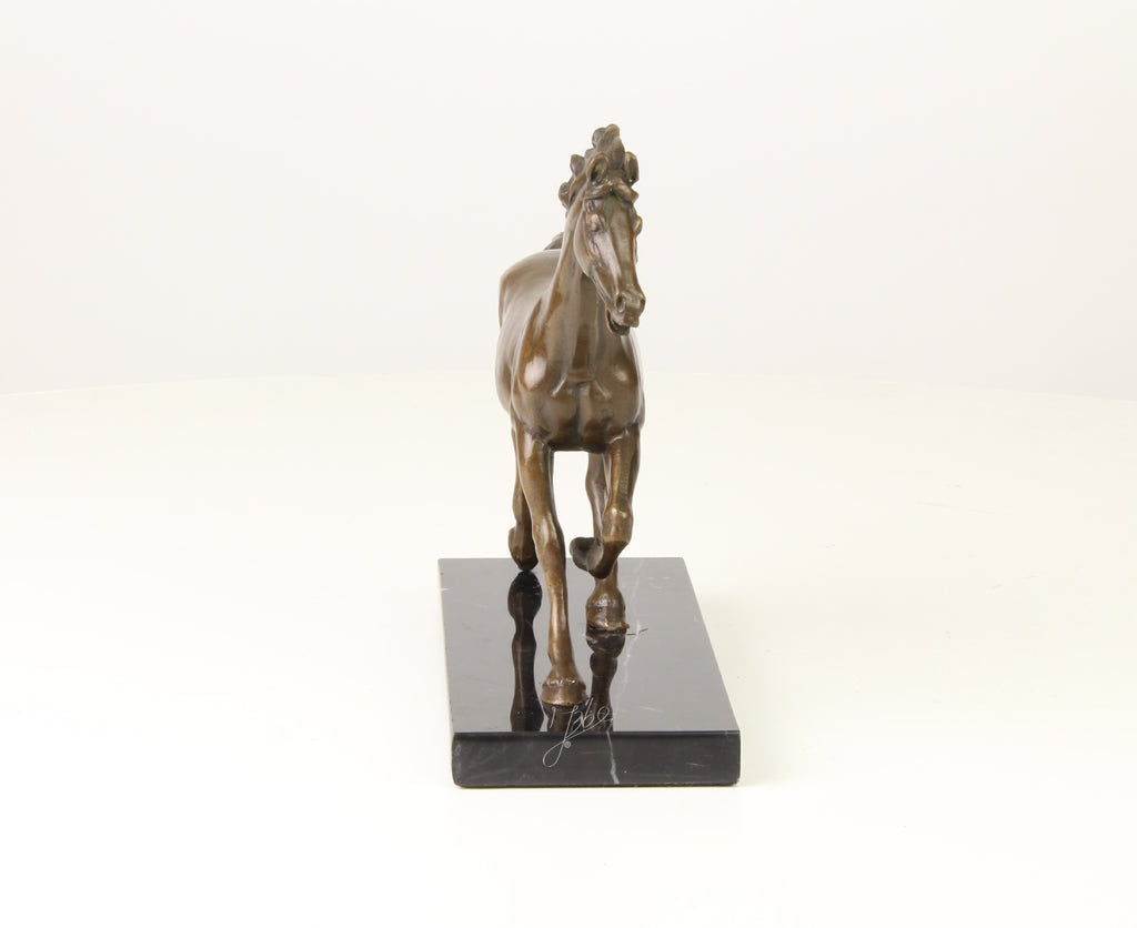 Bronzen paard beeld op marmeren sokkel