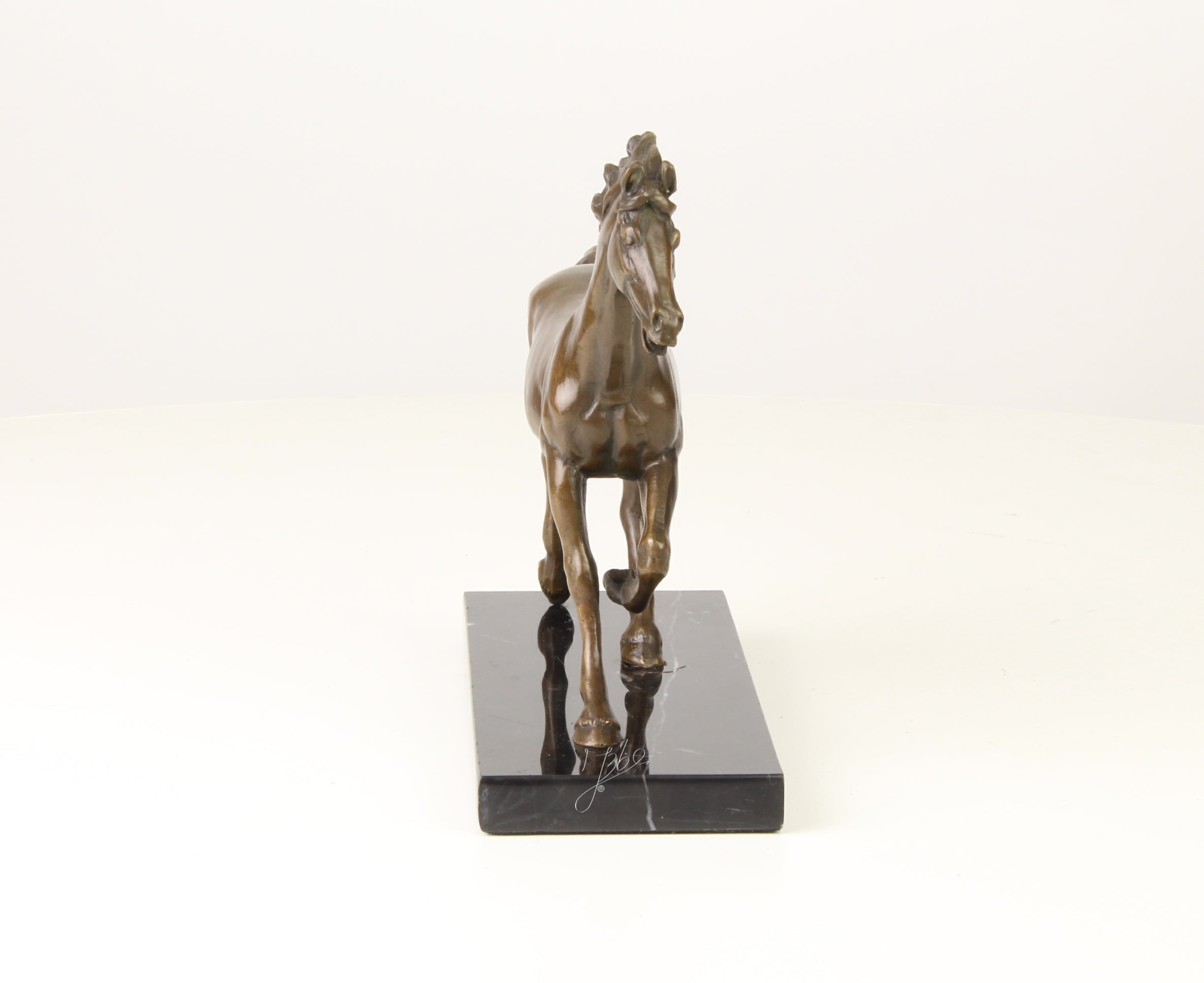 Bronzen paard beeld op marmeren sokkel