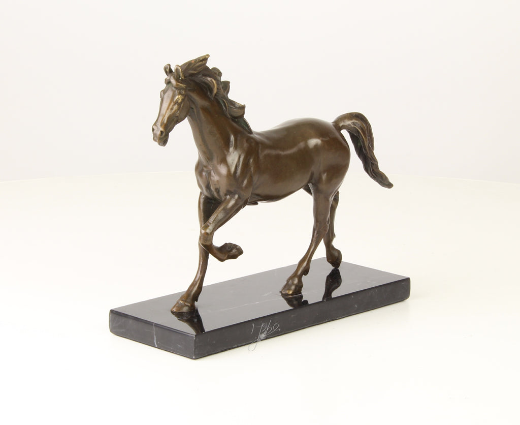 Bronzen paard beeld op marmeren sokkel