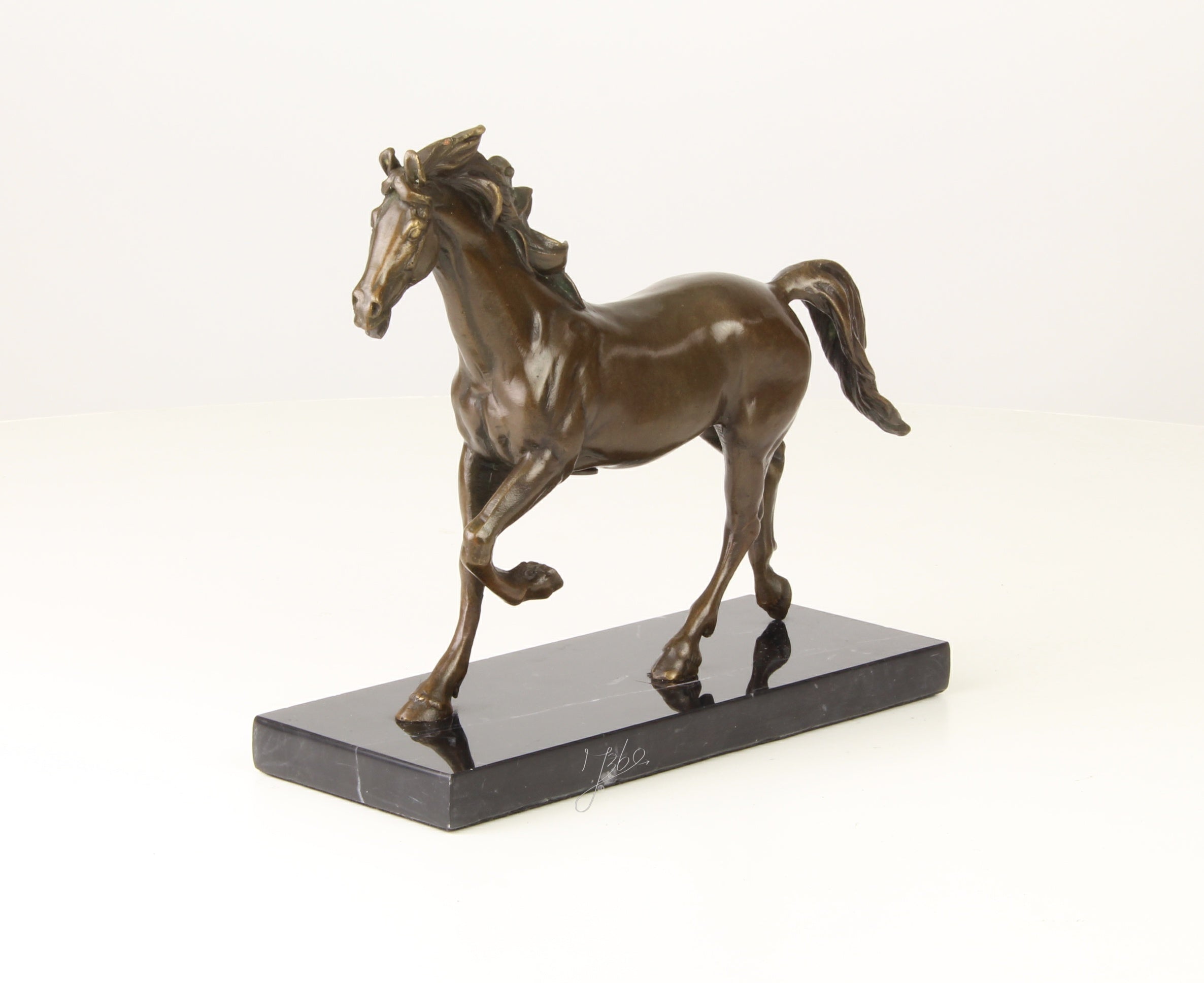 Bronzen paard beeld op marmeren sokkel
