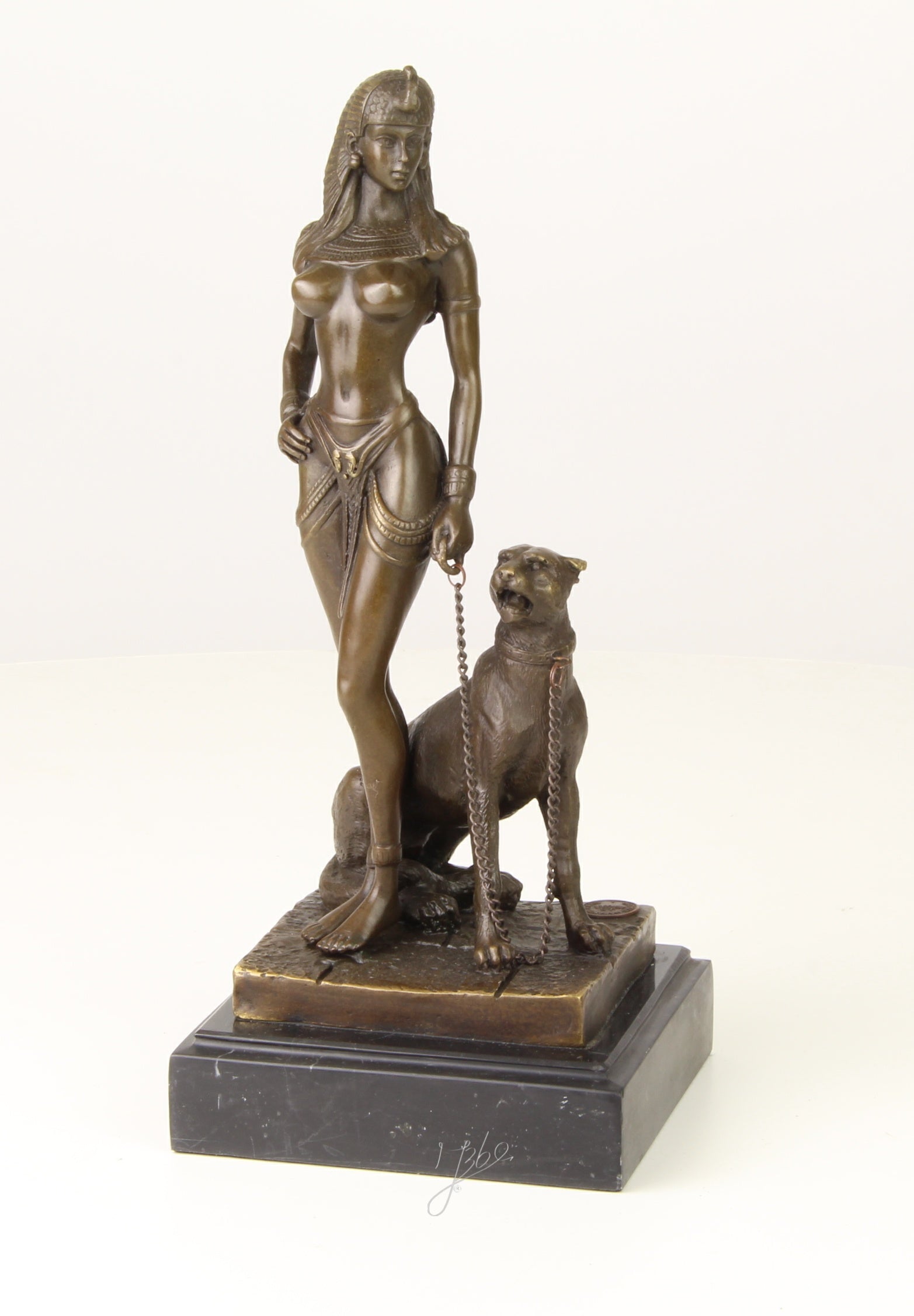 Bronzen Cleopatra met panter op marmer sokkel