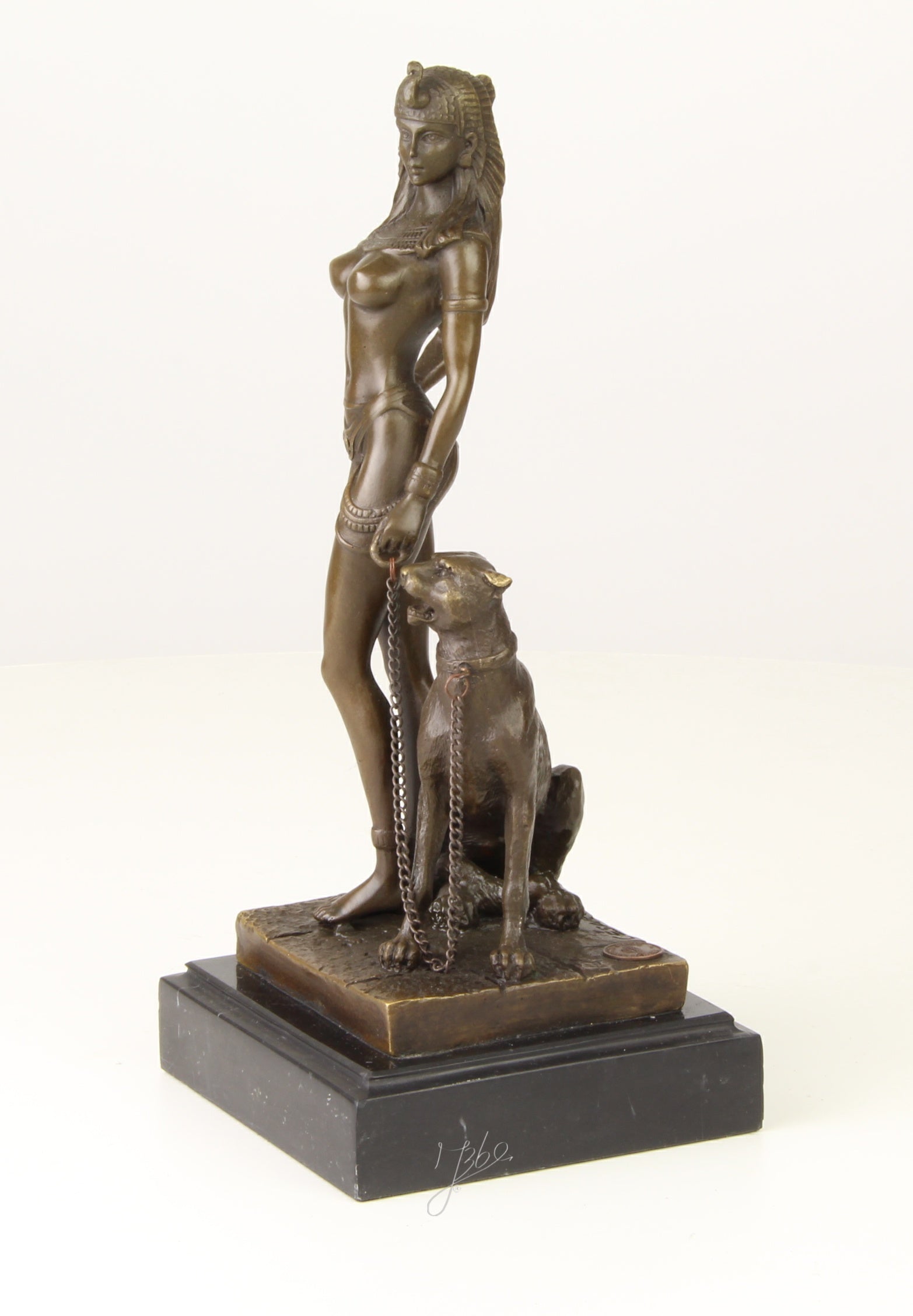 Bronzen Cleopatra met panter op marmer sokkel