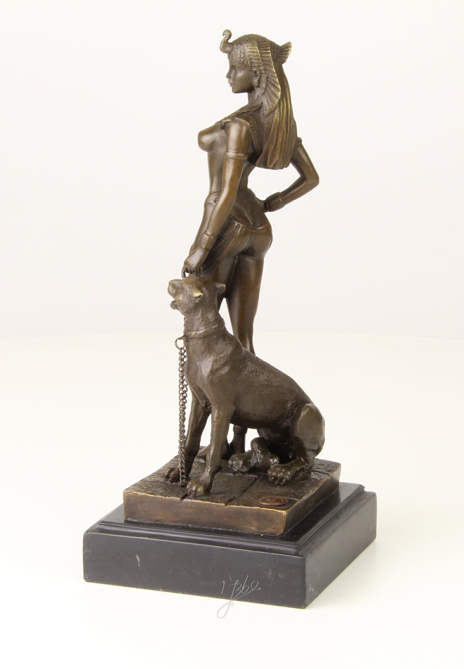 Bronzen Cleopatra met panter op marmer sokkel