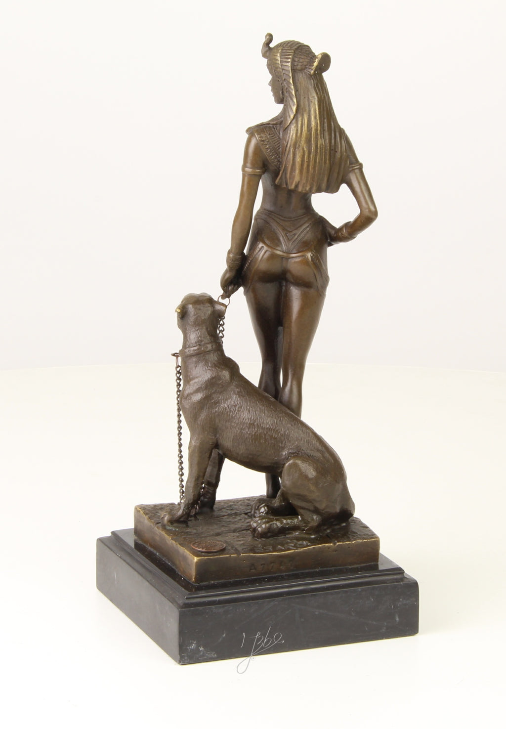Bronzen Cleopatra met panter op marmer sokkel