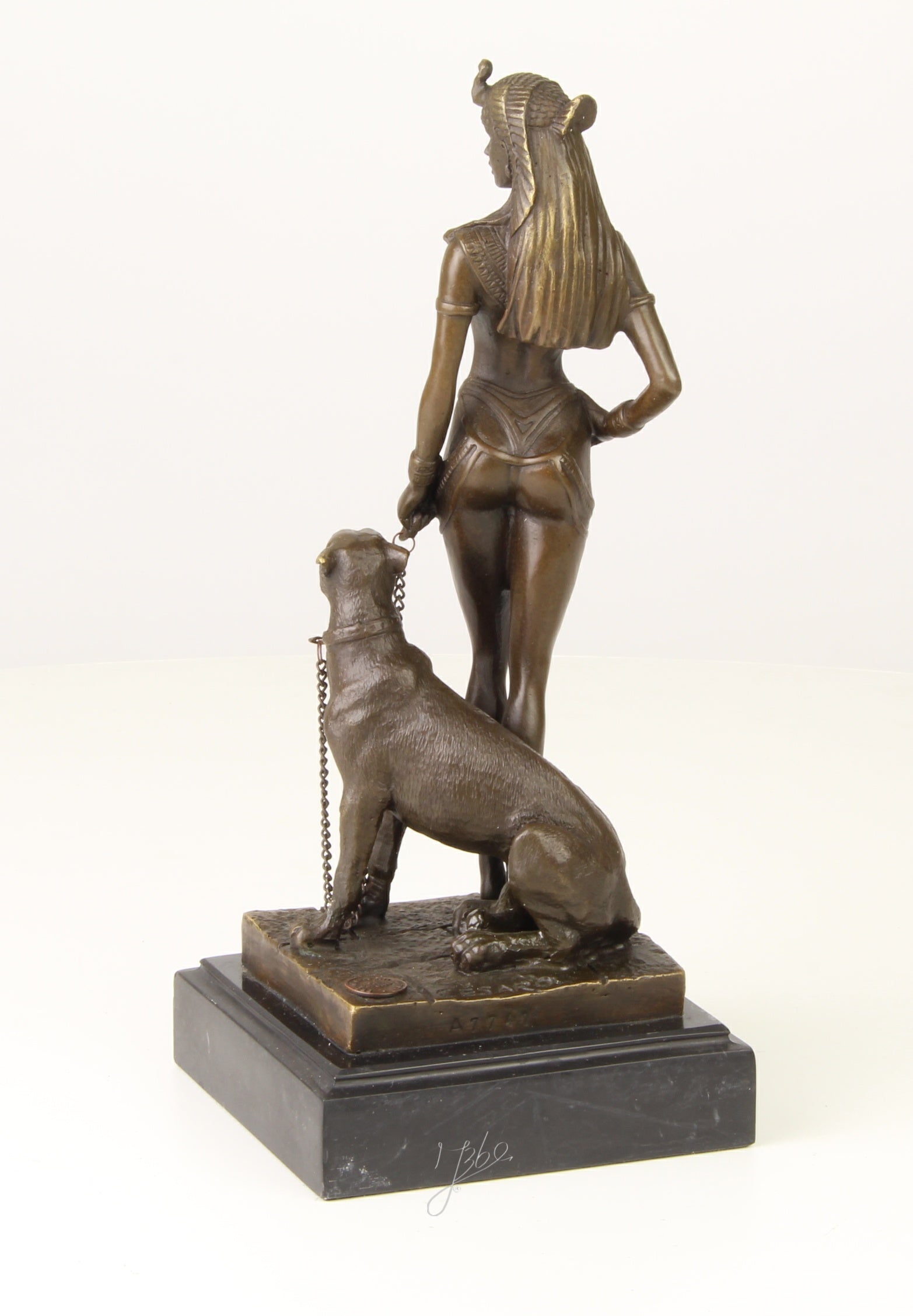 Bronzen Cleopatra met panter op marmer sokkel