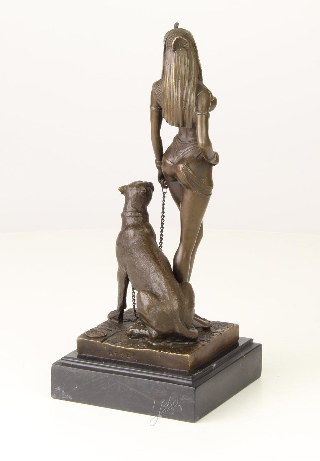 Bronzen Cleopatra met panter op marmer sokkel