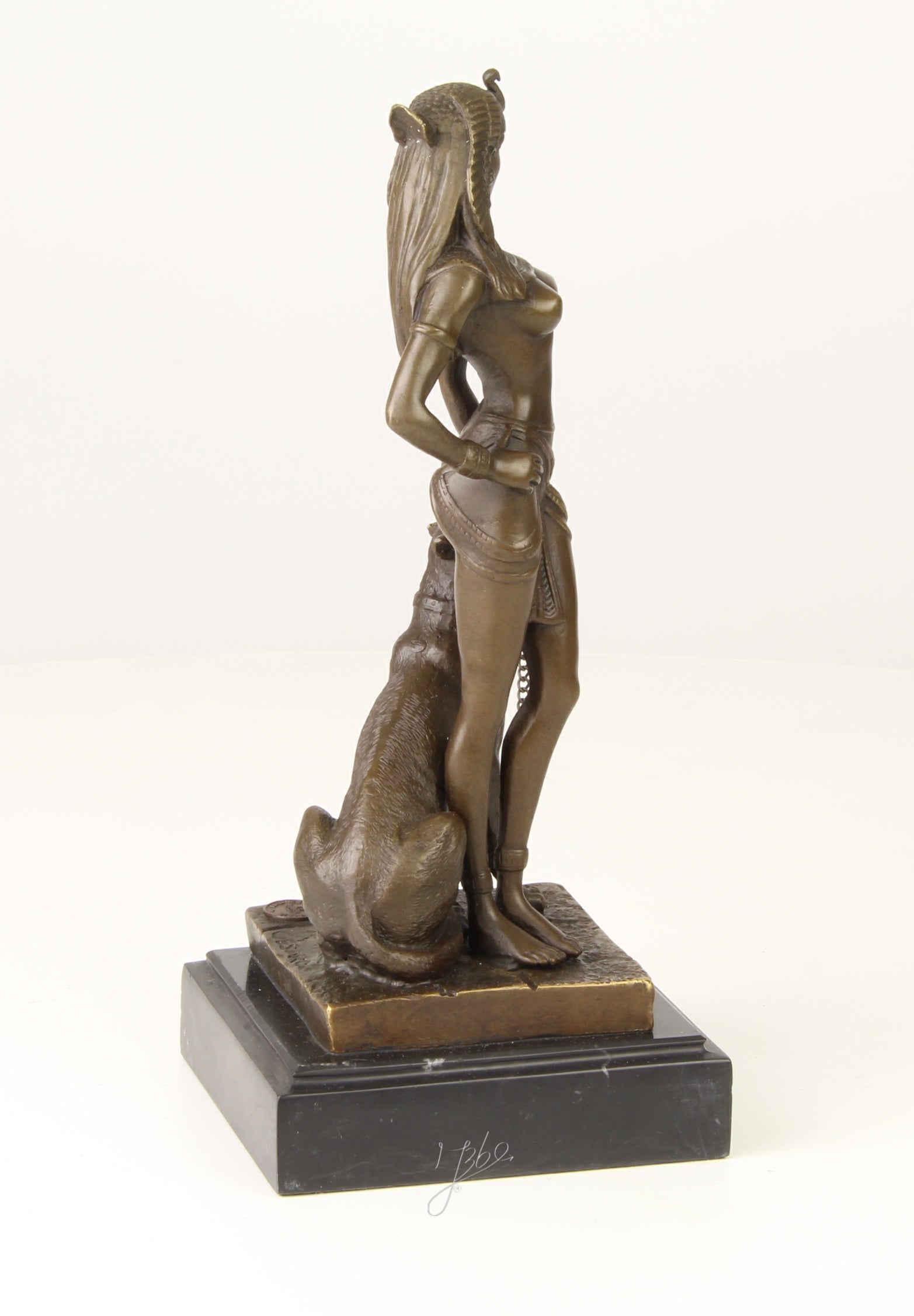 Bronzen Cleopatra met panter op marmer sokkel
