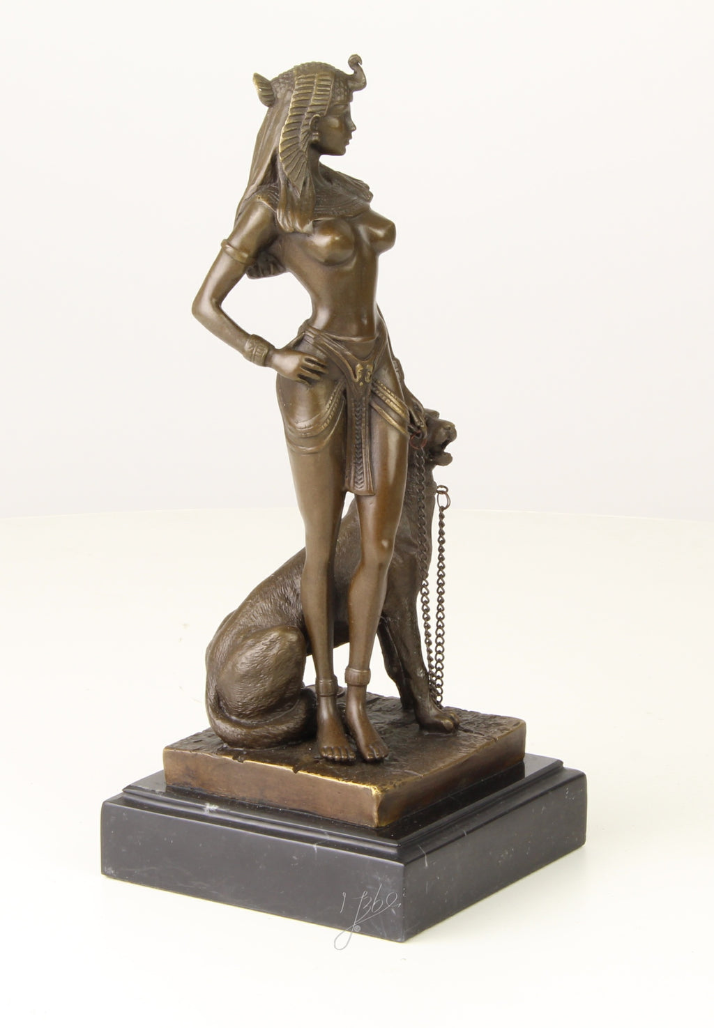 Bronzen Cleopatra met panter op marmer sokkel