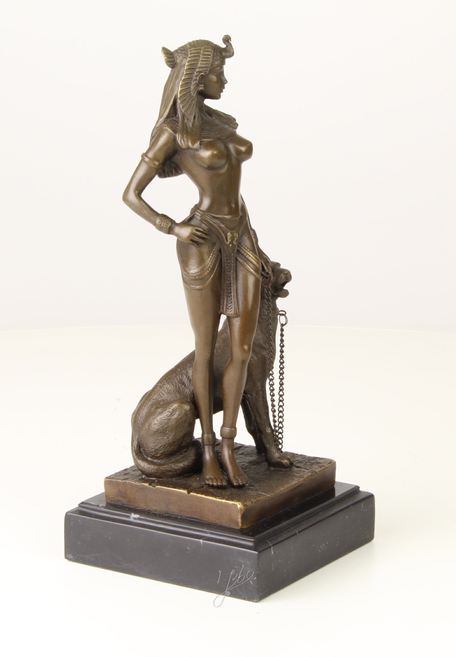 Bronzen Cleopatra met panter op marmer sokkel