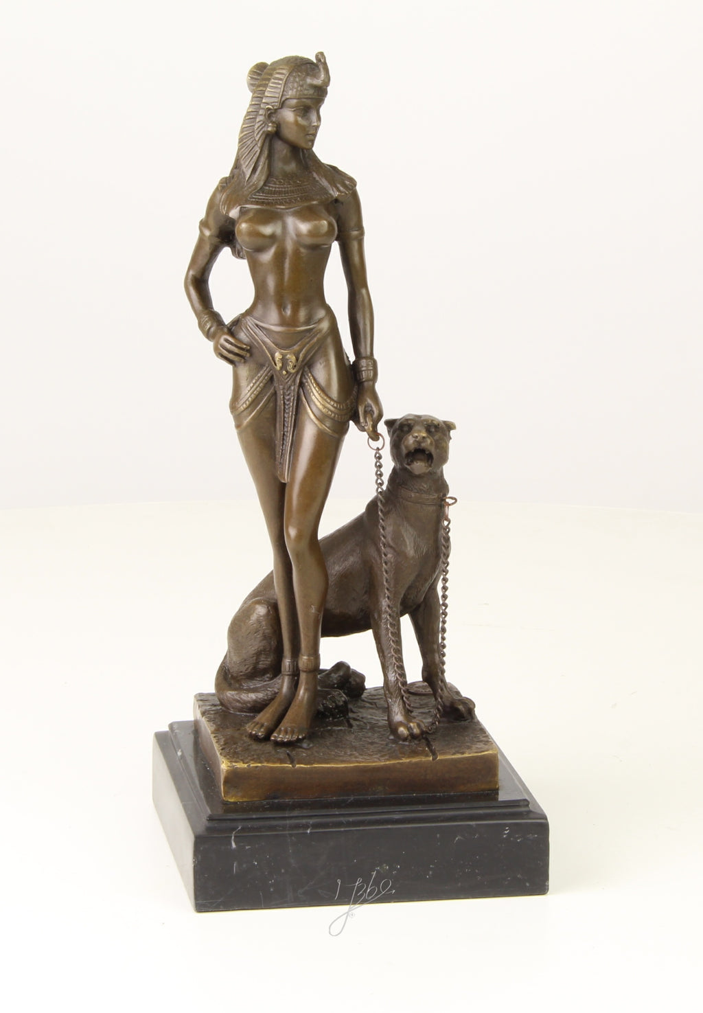 Bronzen Cleopatra met panter op marmer sokkel