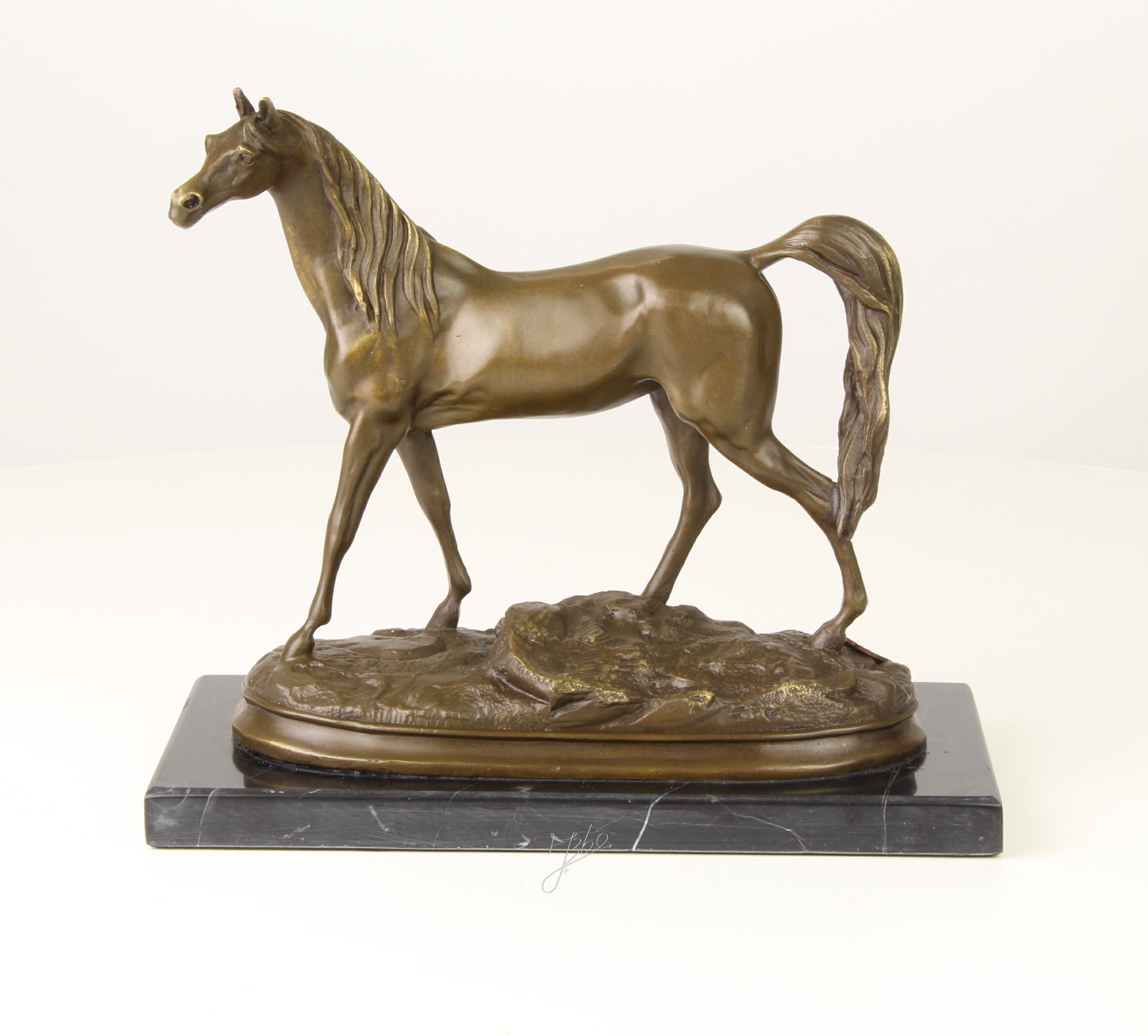 Bronzen Arabisch paard op marmer sokkel