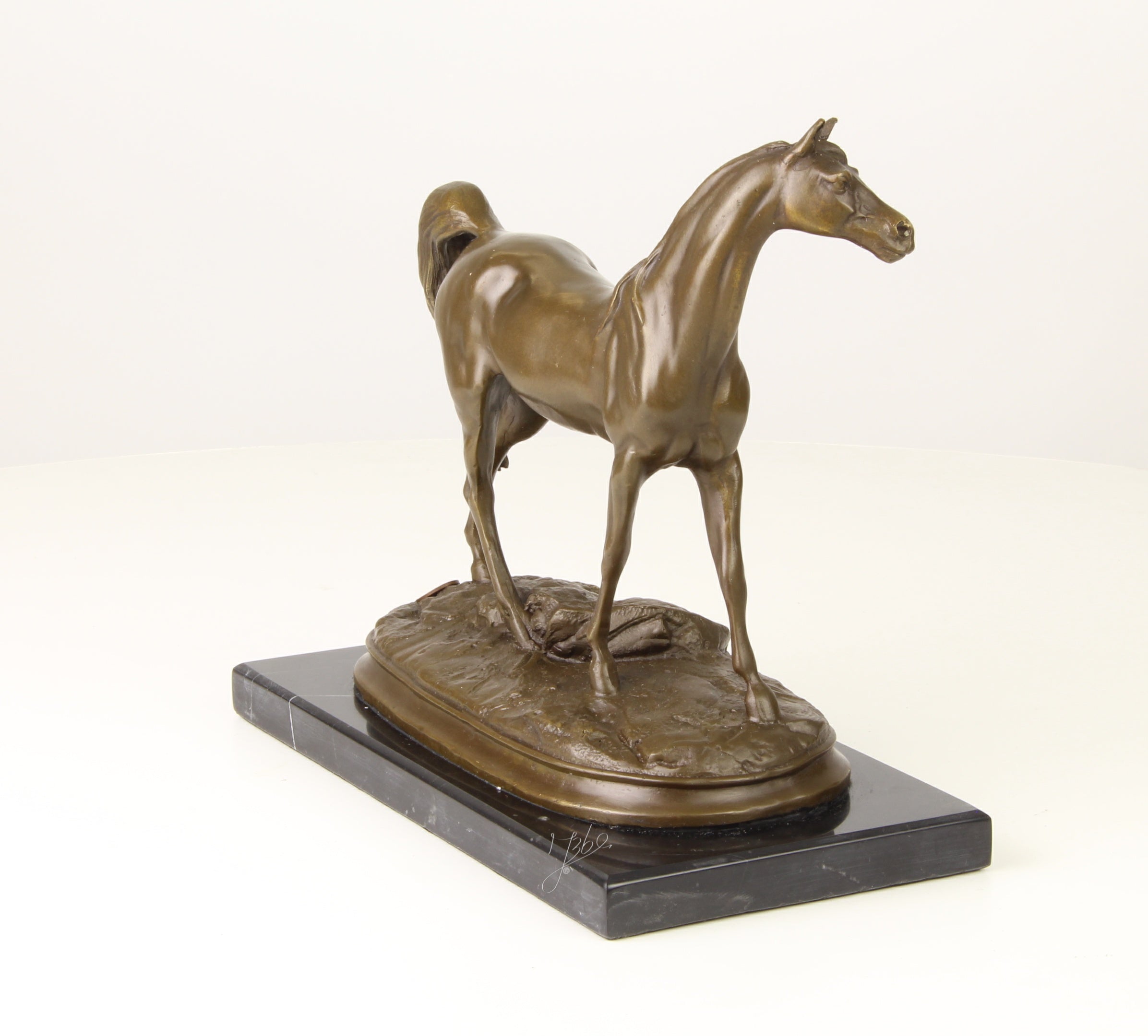 Bronzen Arabisch paard op marmer sokkel