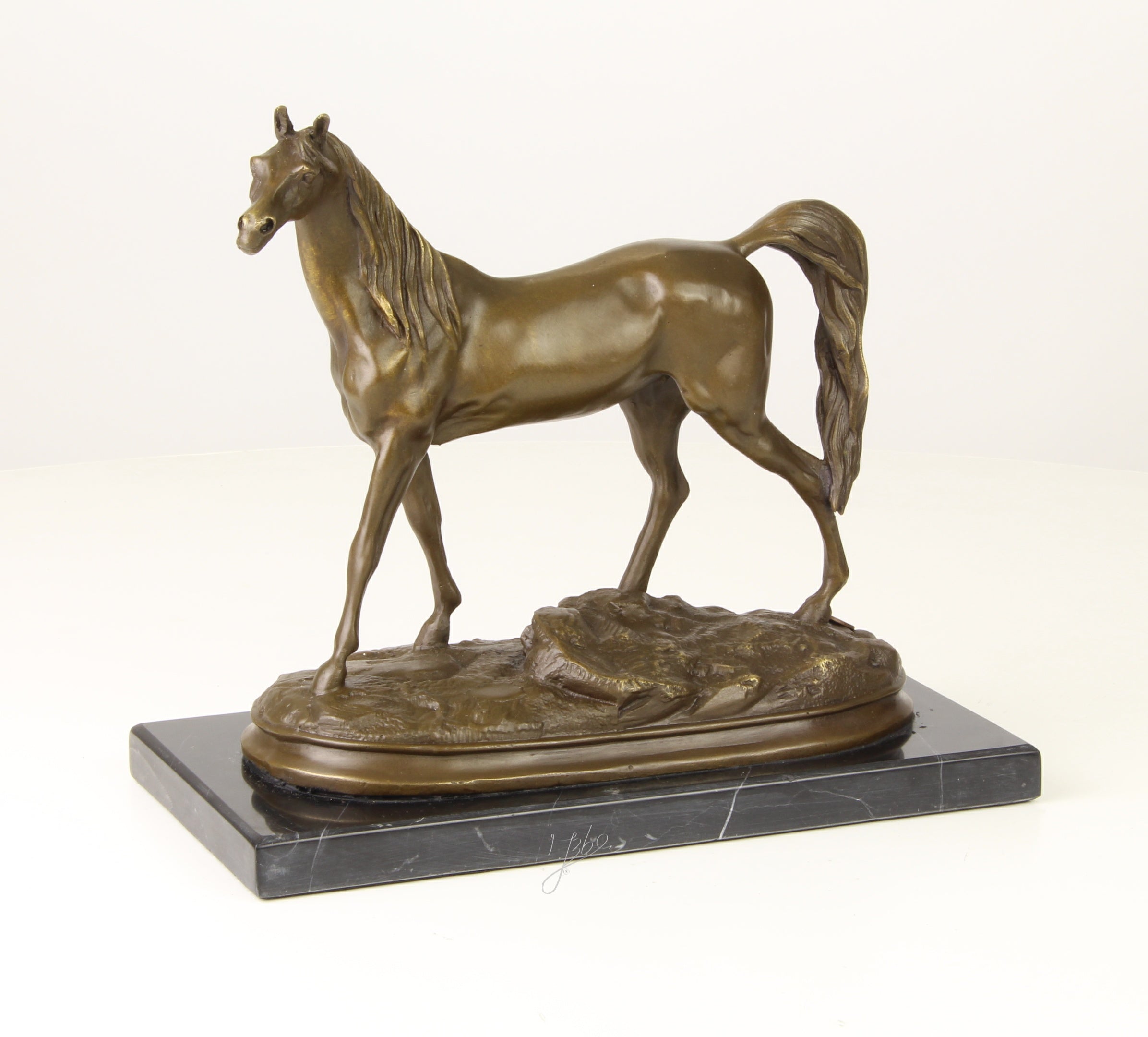Bronzen Arabisch paard op marmer sokkel