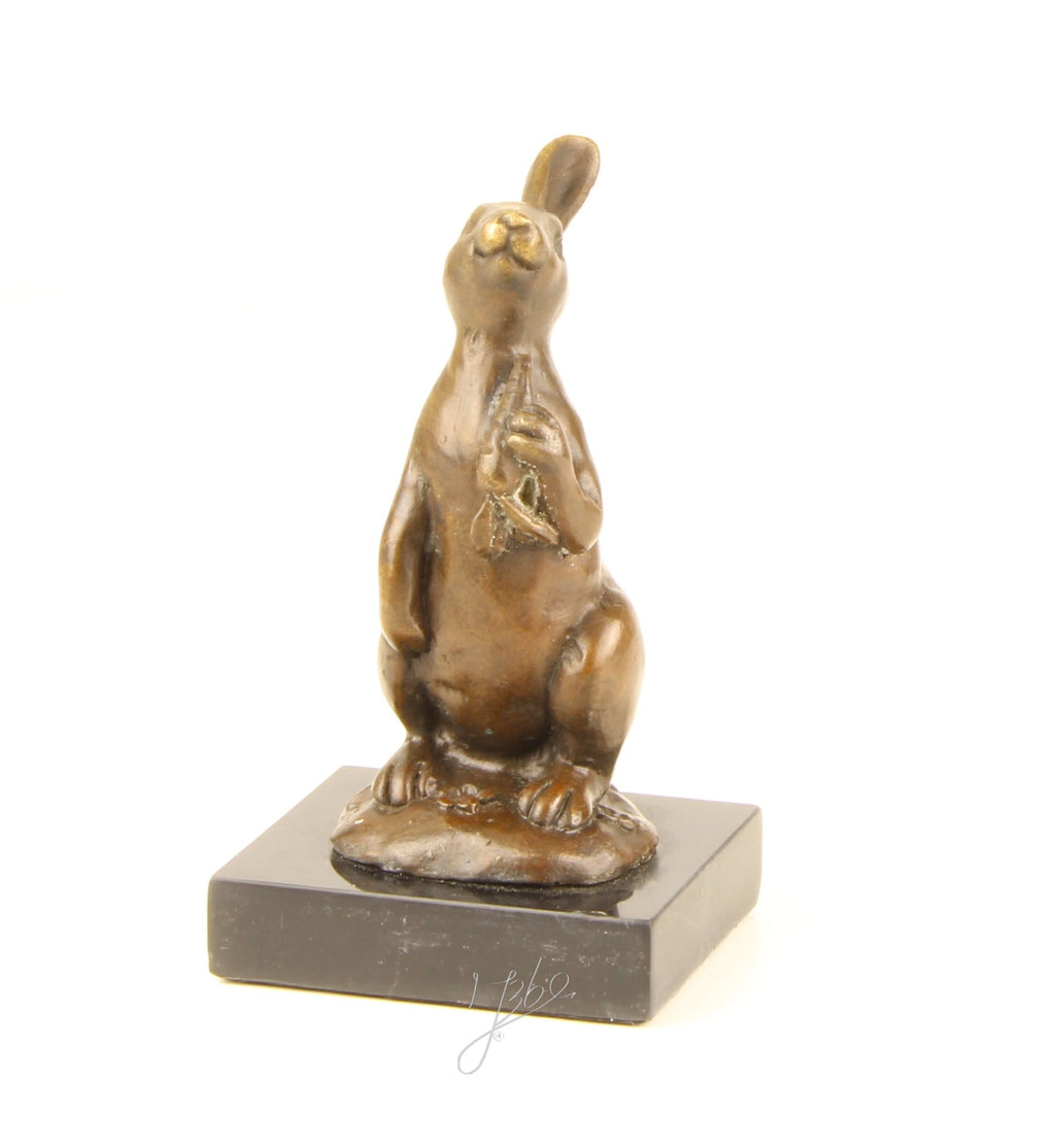 Bronzen paashaas op marmer sokkel
