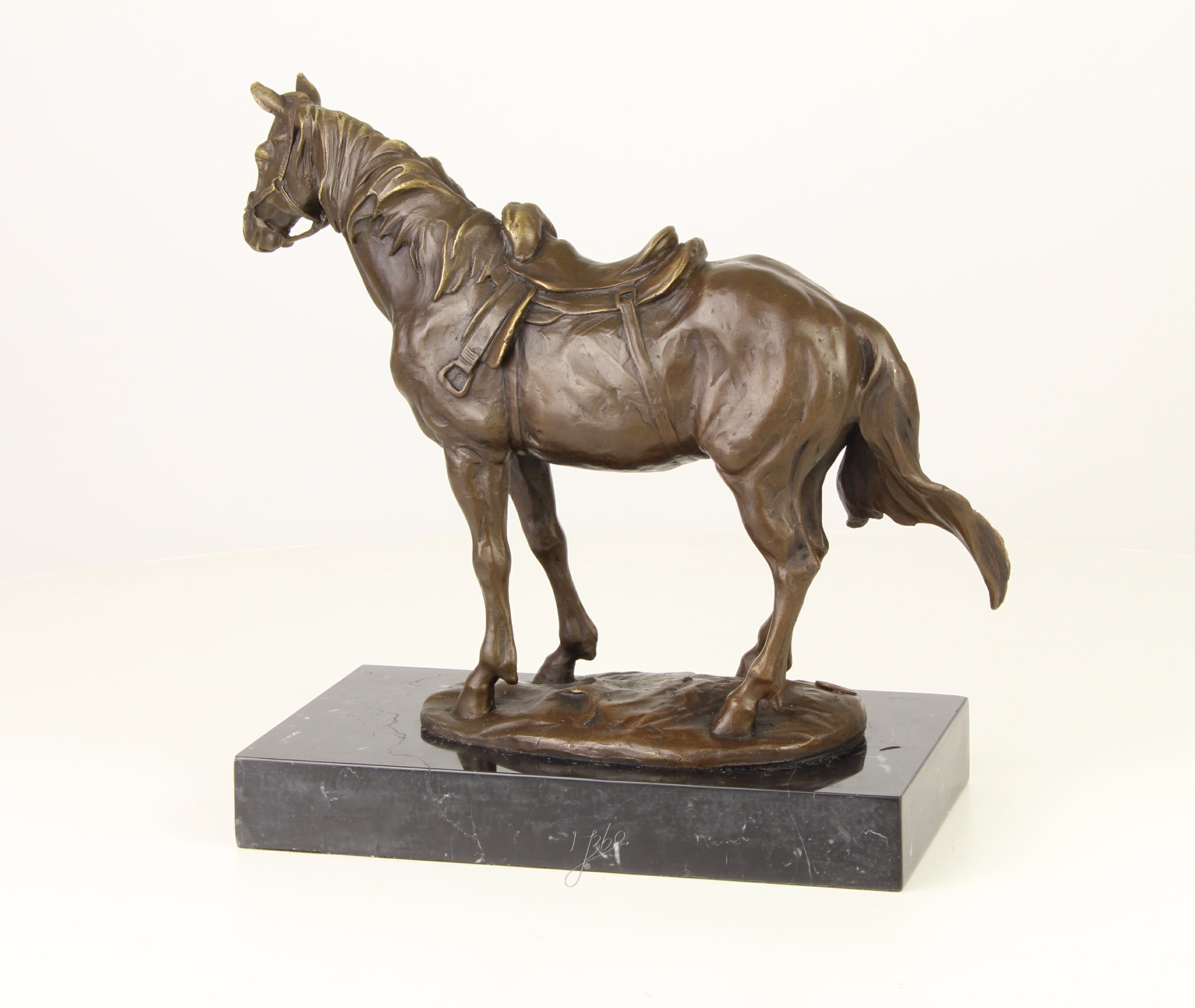Horse with saddle – Bronze statue – 24.5 cm