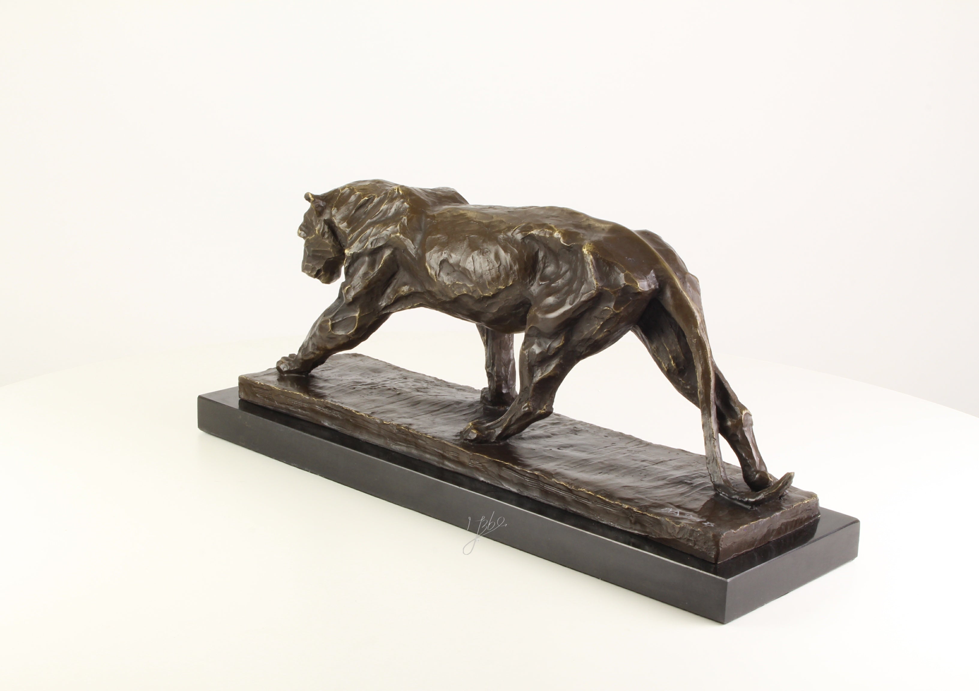 Bronzener Panther – Marmorsockel
