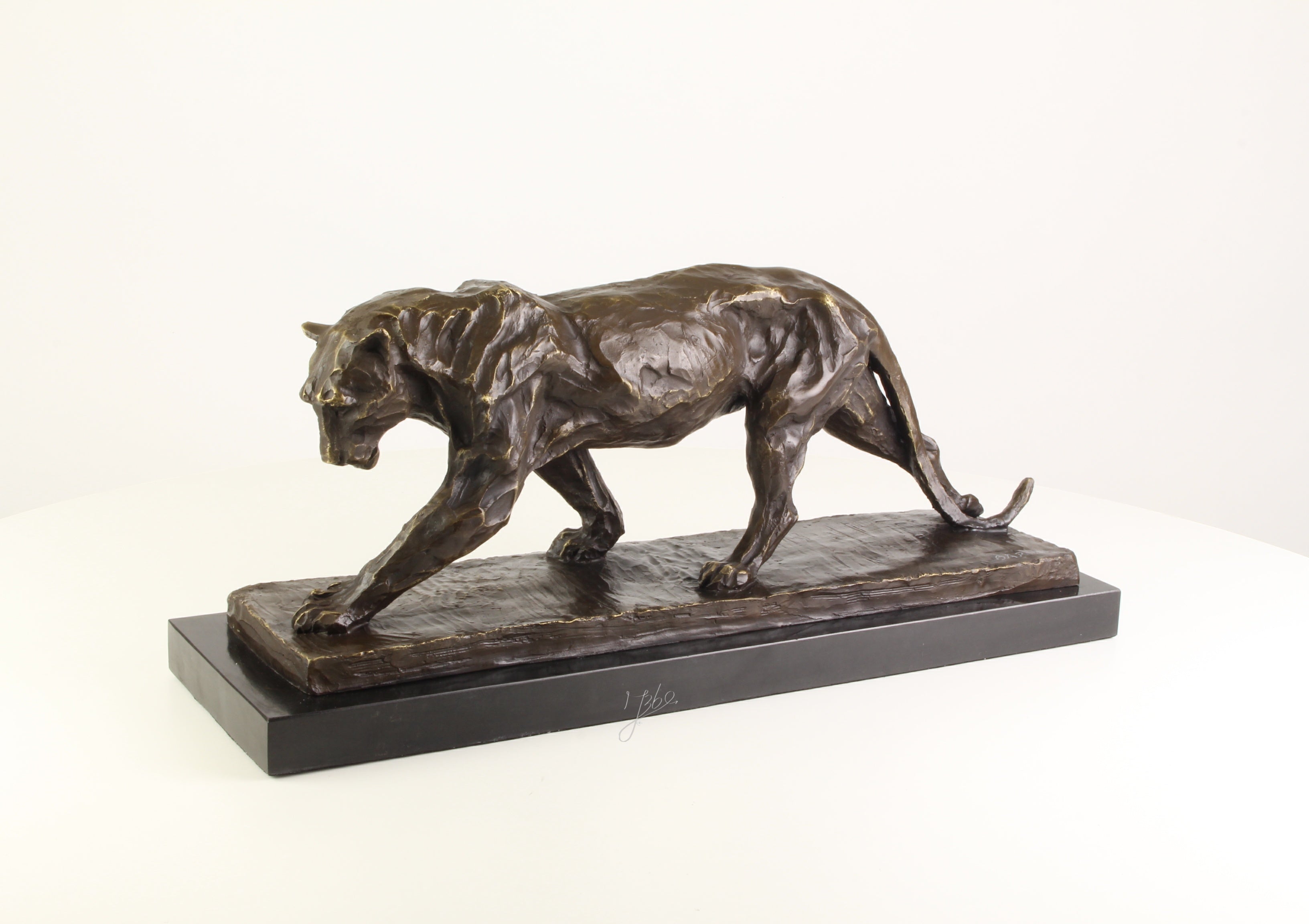 Bronzener Panther – Marmorsockel