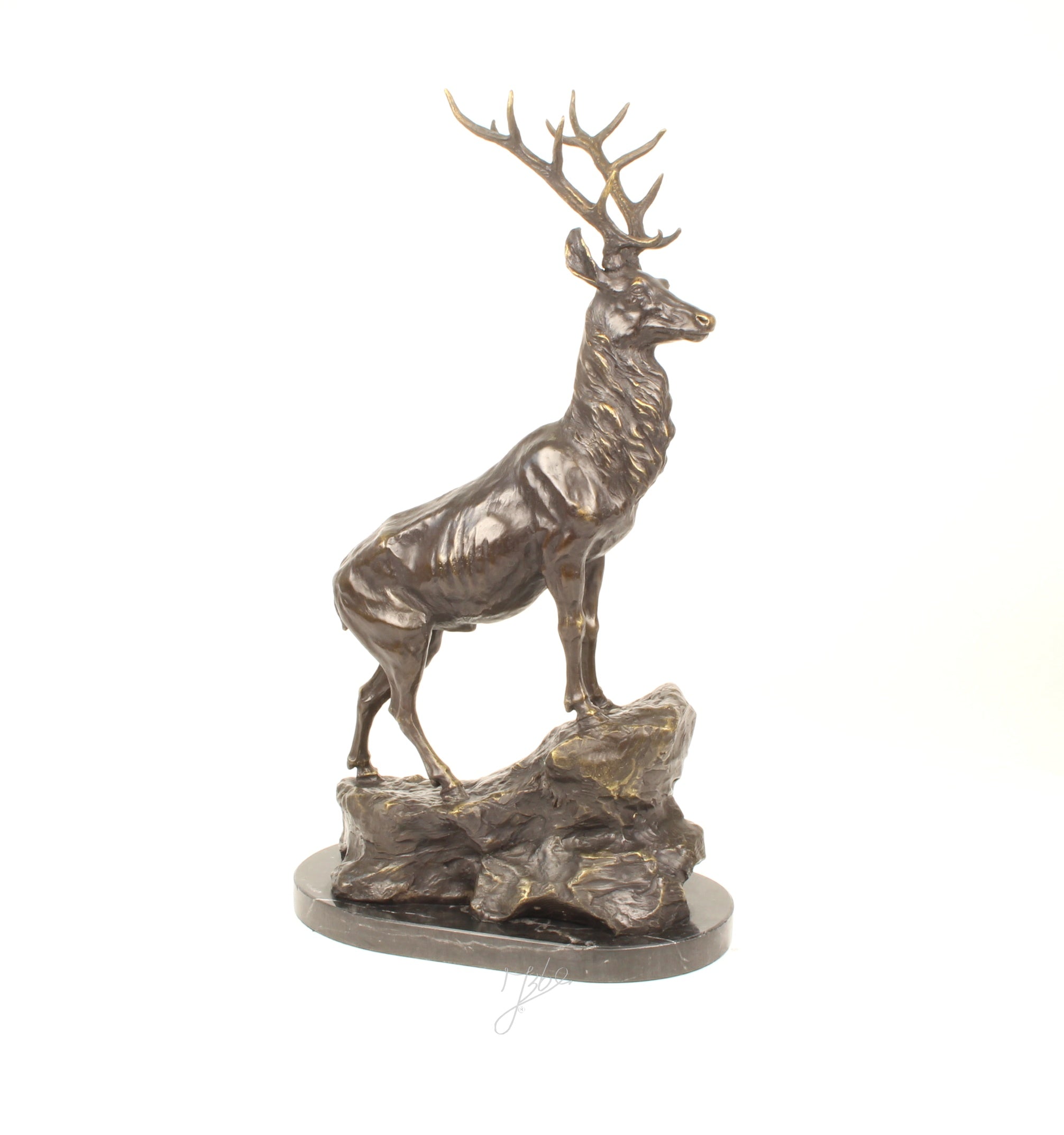 Bronzen sculptuur van een hert op rots – 68,5 cm hoog