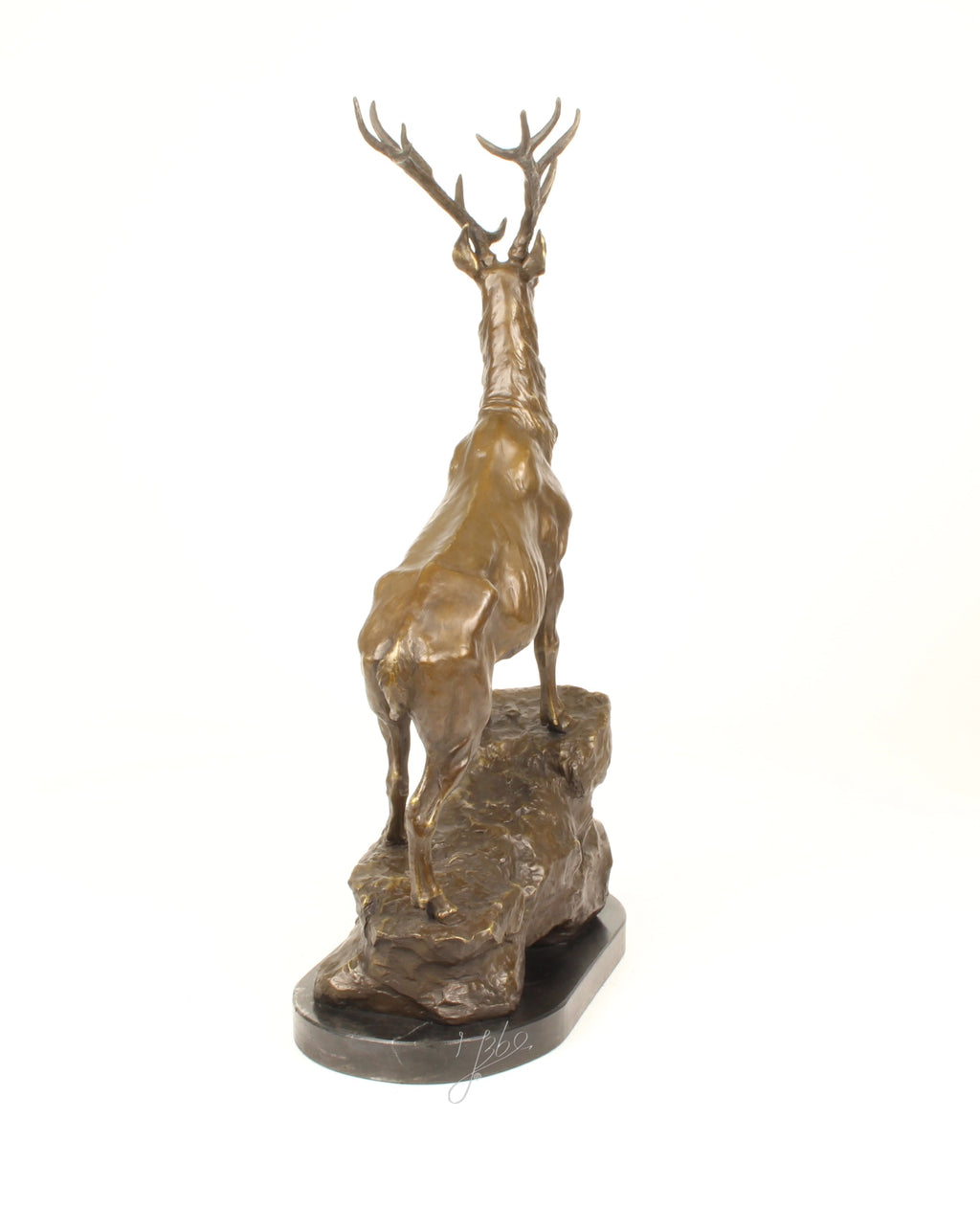 Bronzen sculptuur van een hert op rots – 67,8 cm hoog