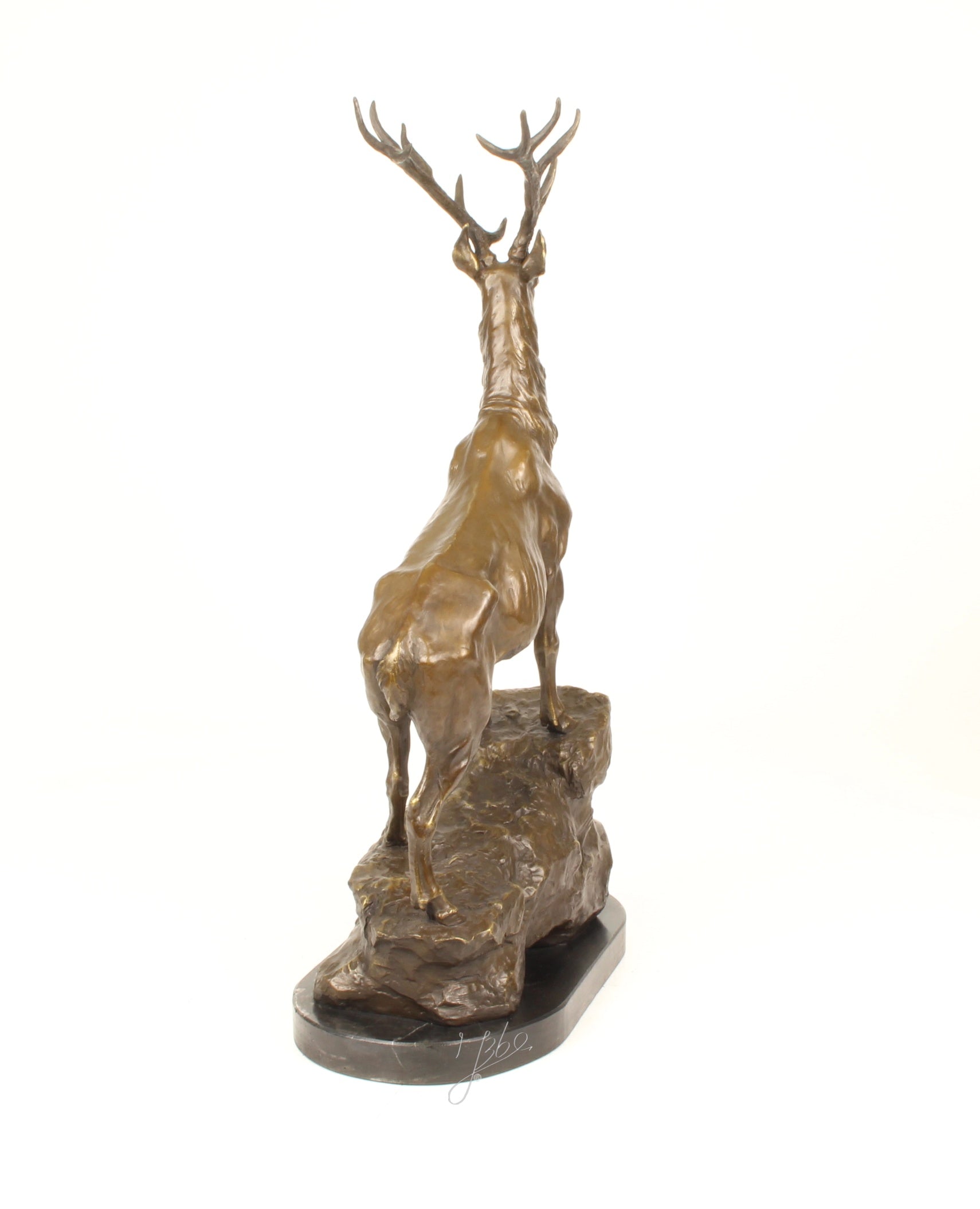 Bronzen sculptuur van een hert op rots – 67,8 cm hoog