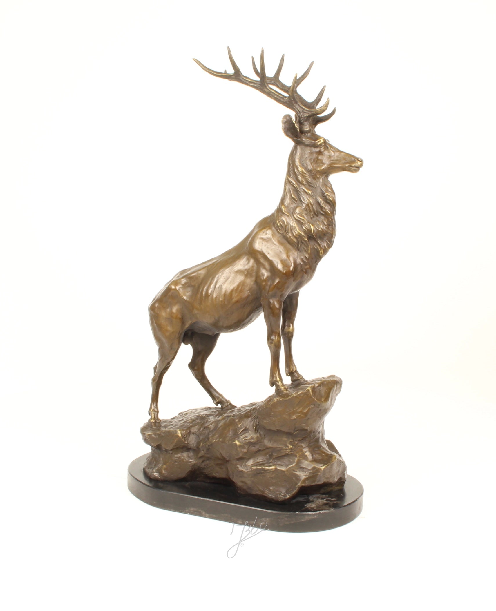 Bronzen sculptuur van een hert op rots – 67,8 cm hoog