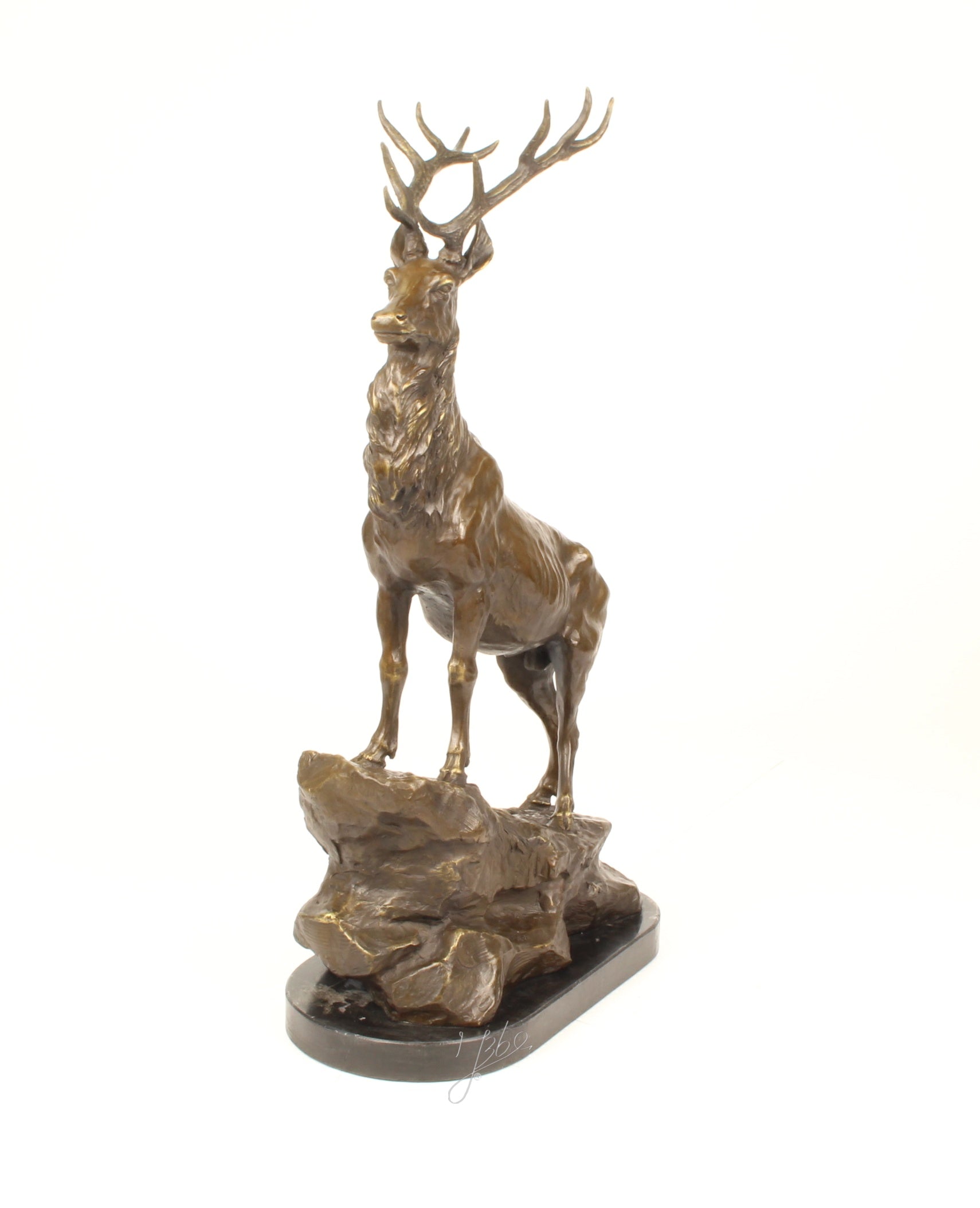 Bronzen sculptuur van een hert op rots – 67,8 cm hoog