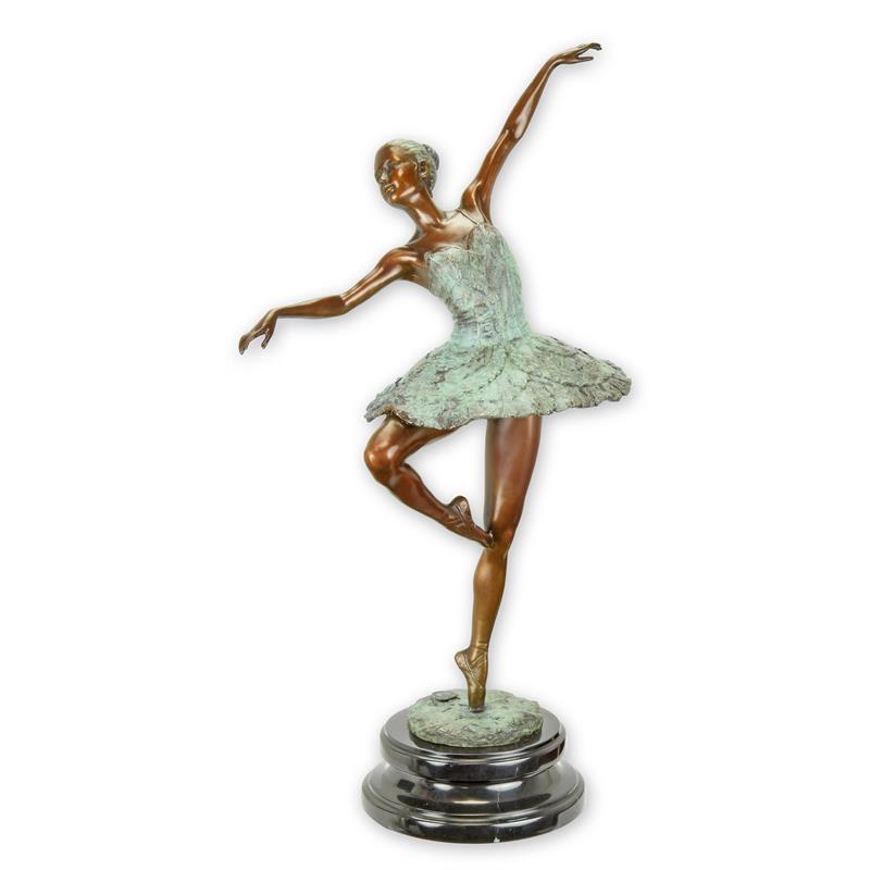 Bronzen ballerina beeld met groene patina op marmeren sokkel – 44,6 cm – VntiQue