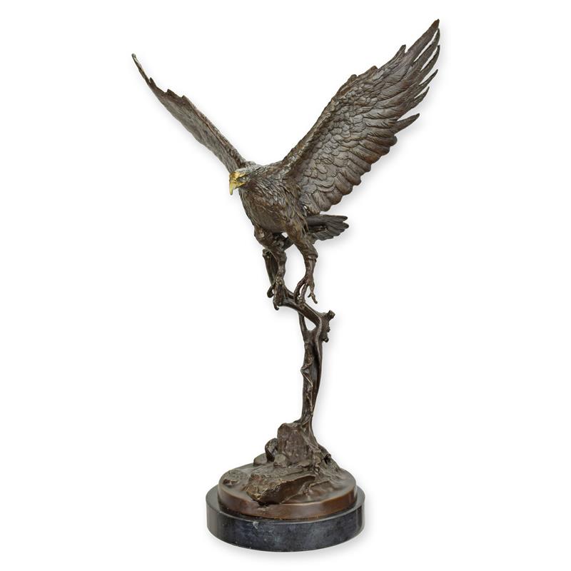 Bronzen sculptuur van een adelaar in vlucht met gespreide vleugels op sokkel – 49,9 cm hoog.