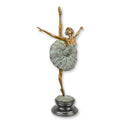 Bronzen sculptuur van een ballerina in arabesque met patina-tutu op sokkel – 66 cm hoog.