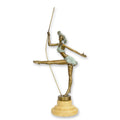 Bronzen sculptuur van een ballerina met stok op ronde stenen trapsokkel, 30 cm hoog