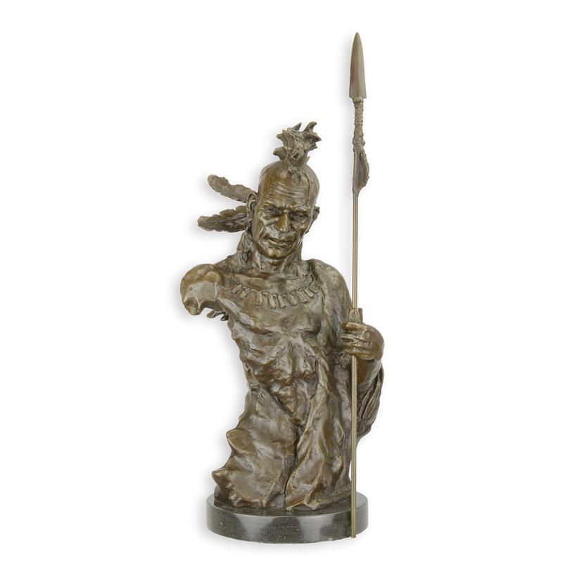 Bronzen sculptuur torso van Indiaanse krijger met speer op marmeren sokkel – 47,5 cm hoog.