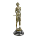 Bronzen Art Deco-beeld ‘The Riding Crop’ op ronde zwarte marmeren sokkel, 35,5 cm hoog.