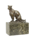 Bronzen sculptuur van een zittende panter op marmeren sokkel – 18,2 cm hoog.