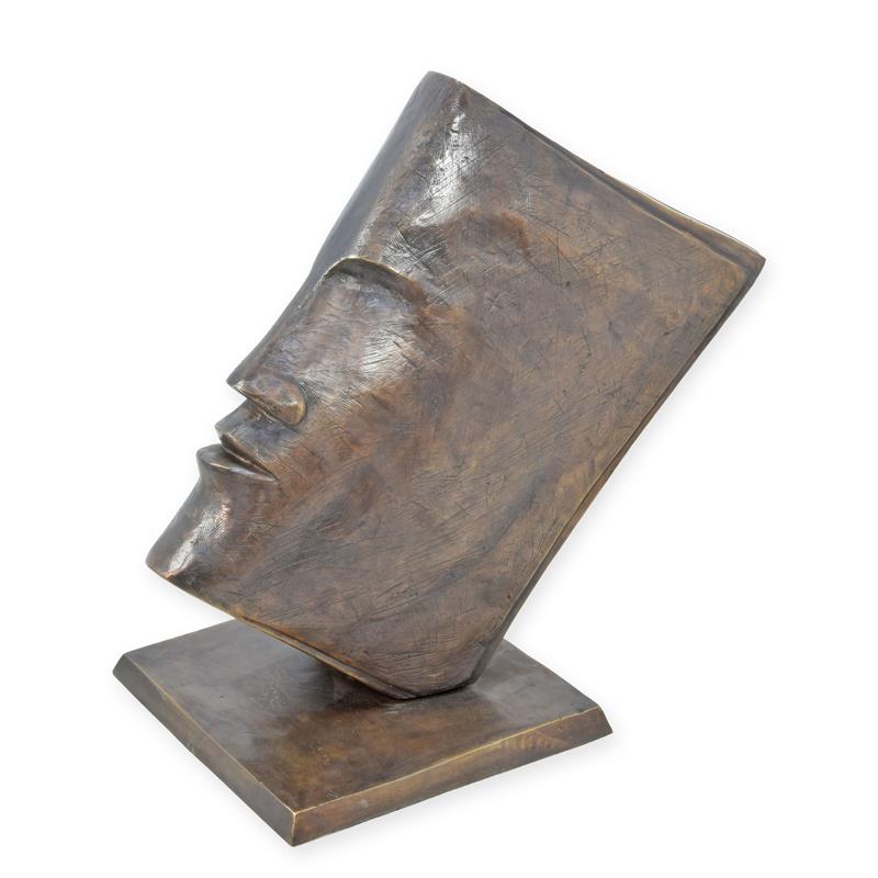 Bronzen sculptuur van een gekanteld boek met gestileerd gezicht op voetplaat, 72 cm hoog.